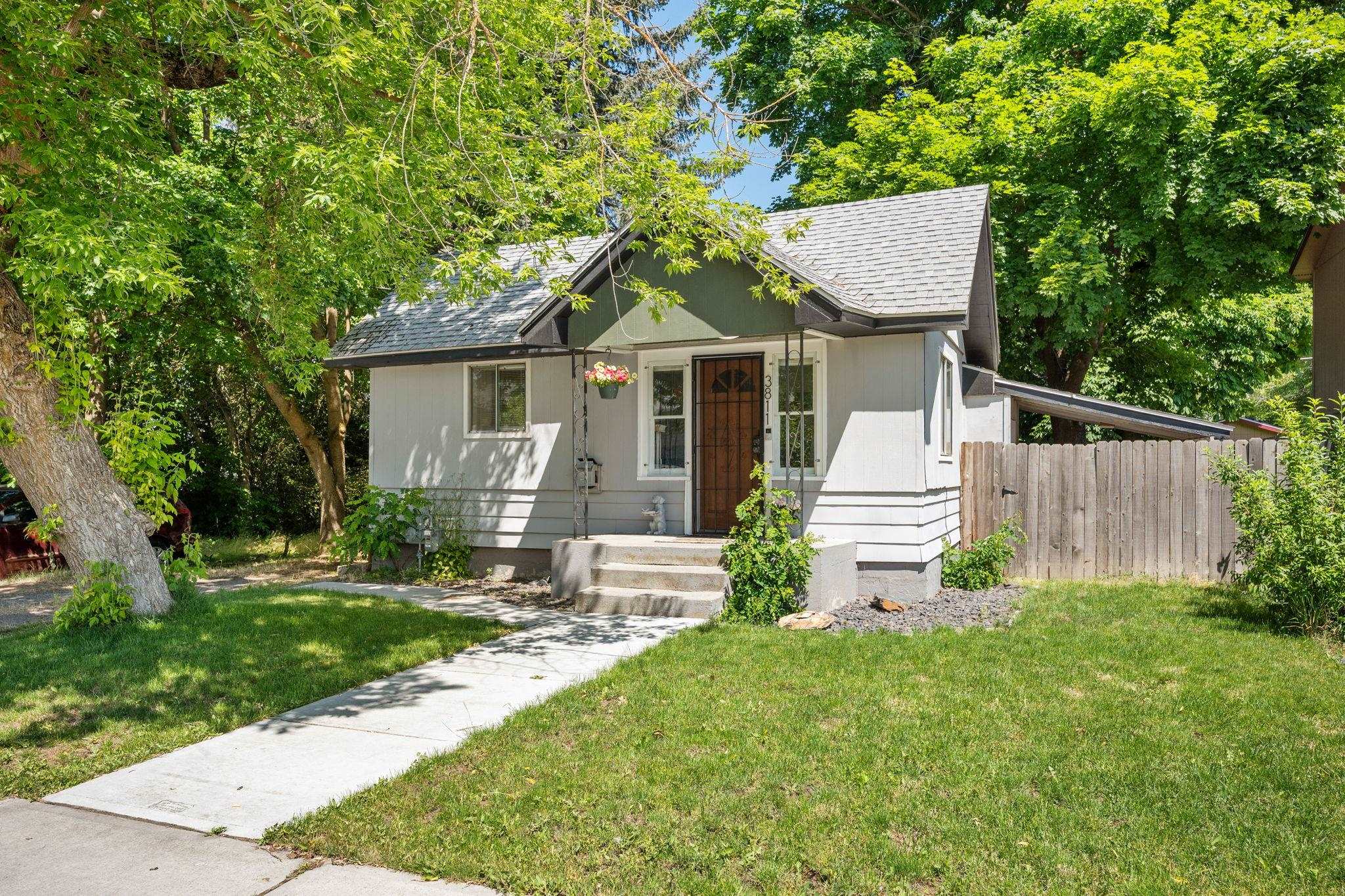3811 E 25th Ave - Photo 2