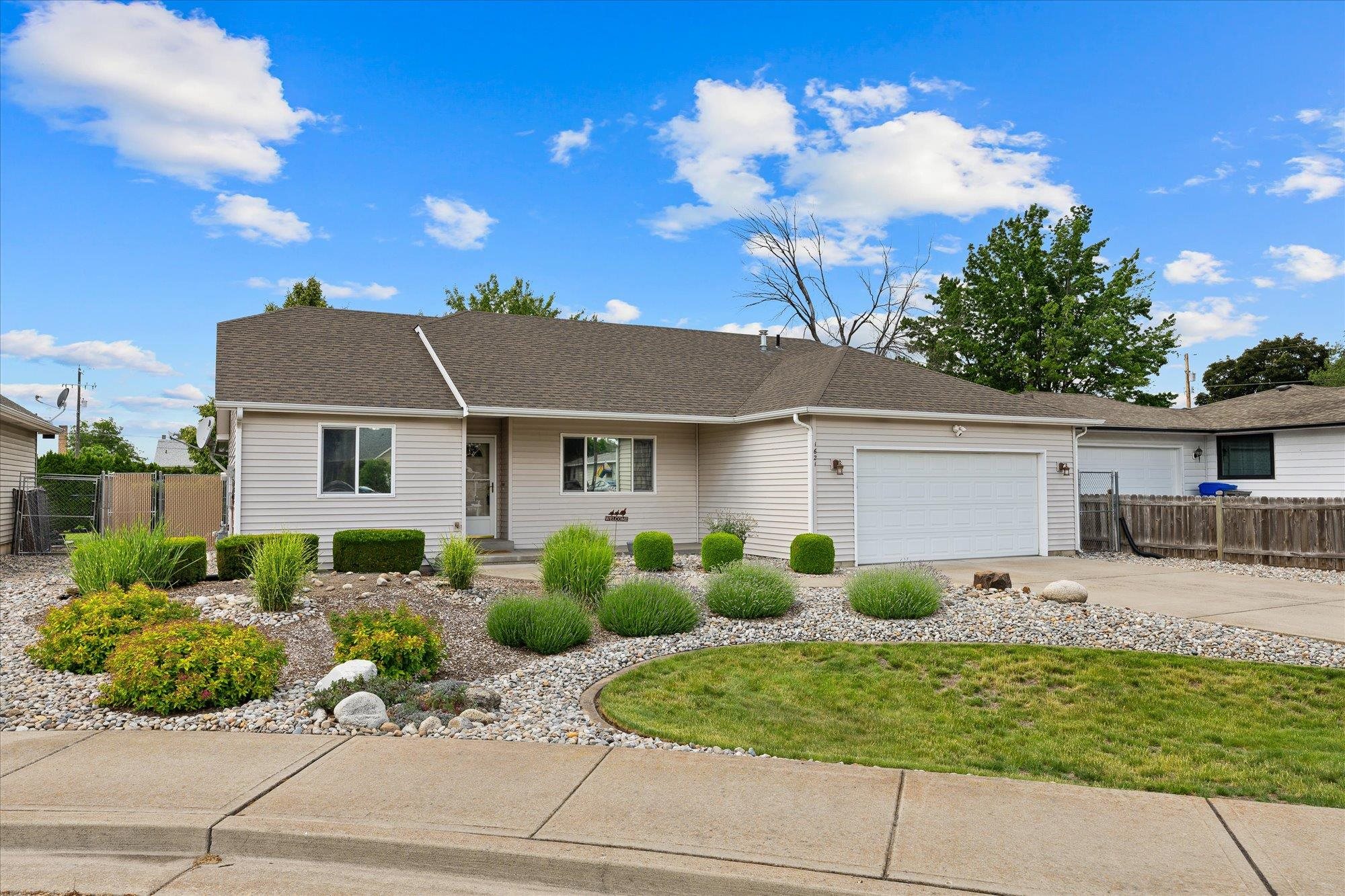1621 N Edgerton Ct - Photo 2