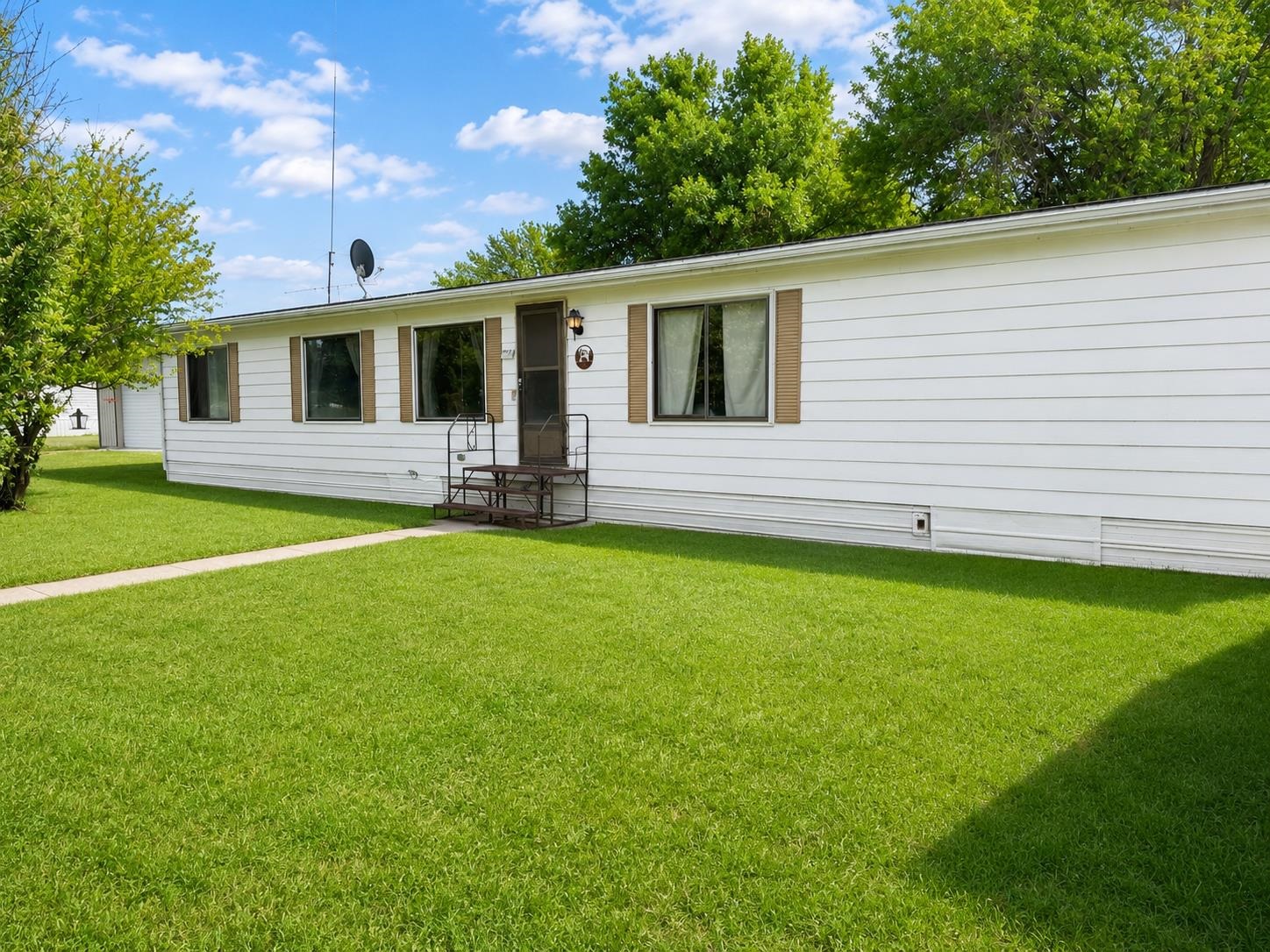 204 E Oak St - Photo 1
