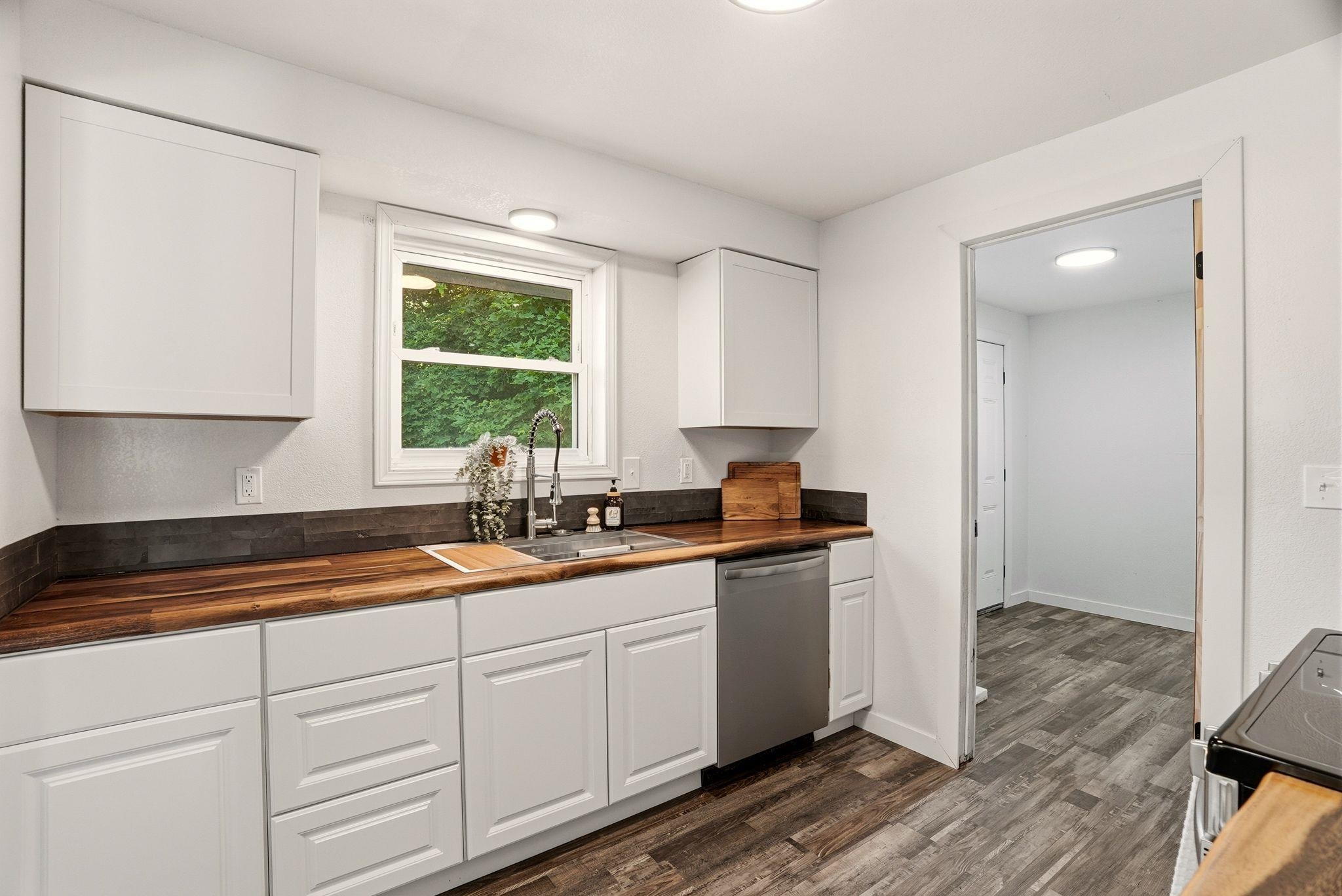 1426 E 4th St - Photo 15