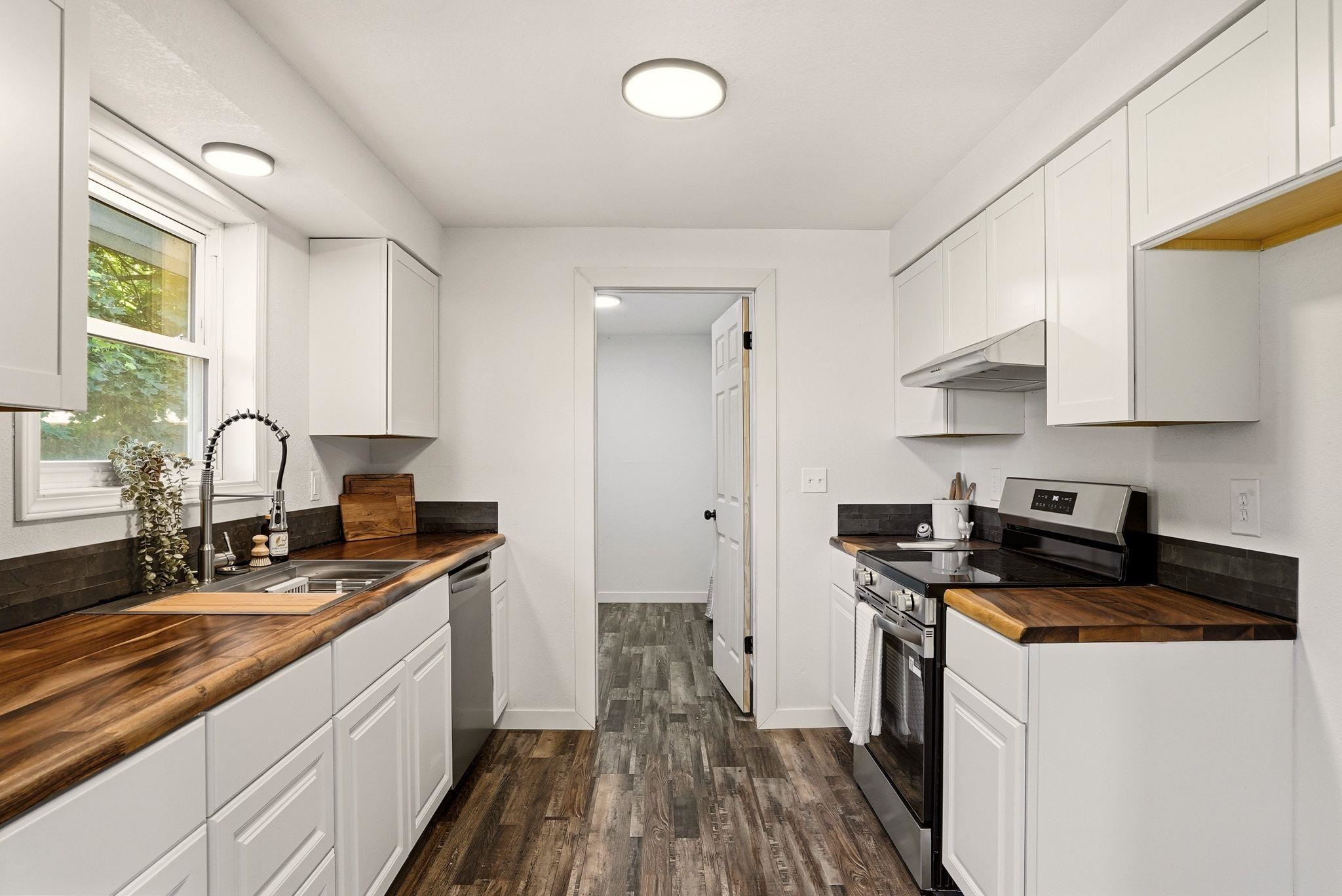 1426 E 4th St - Photo 18