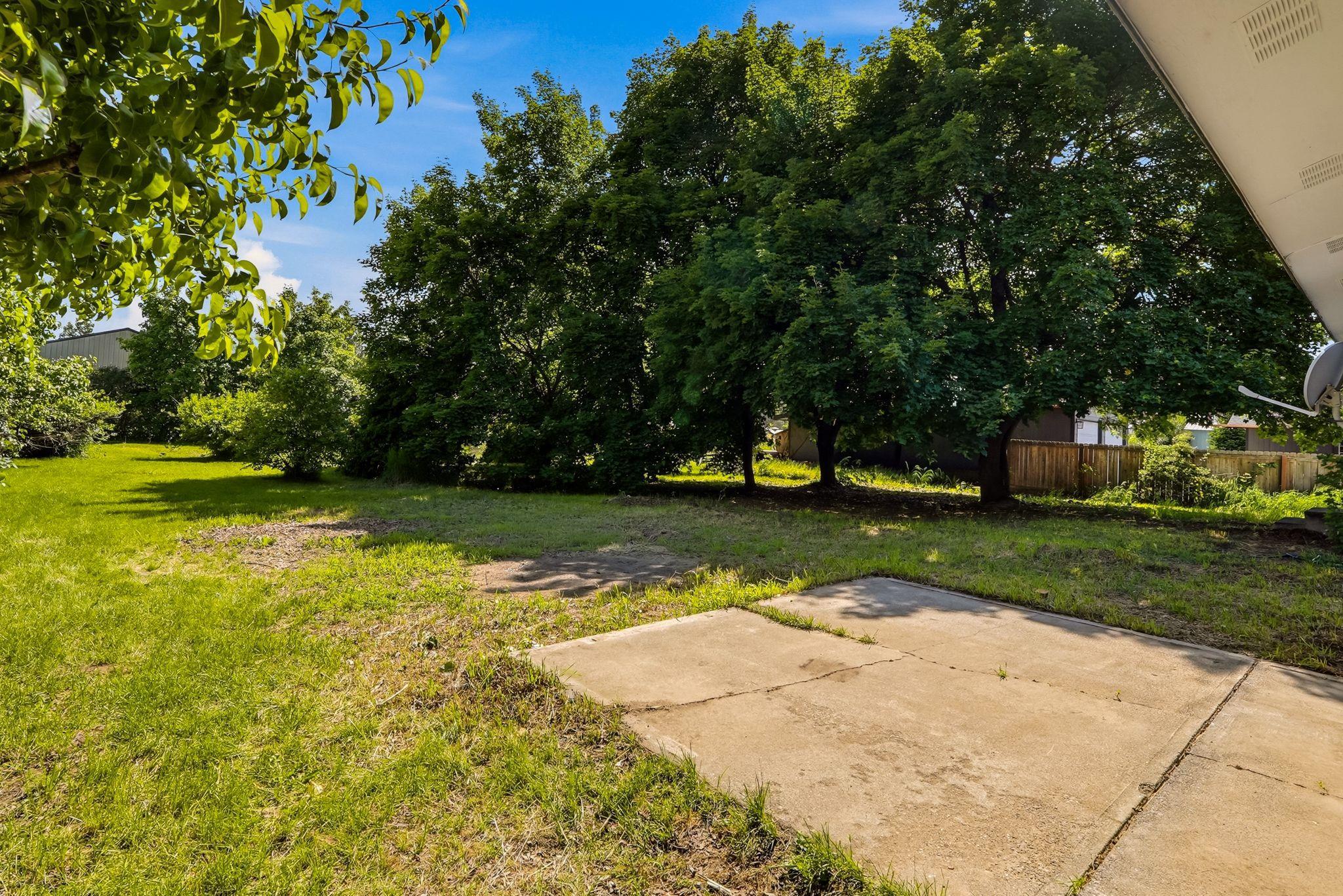 1426 E 4th St - Photo 30