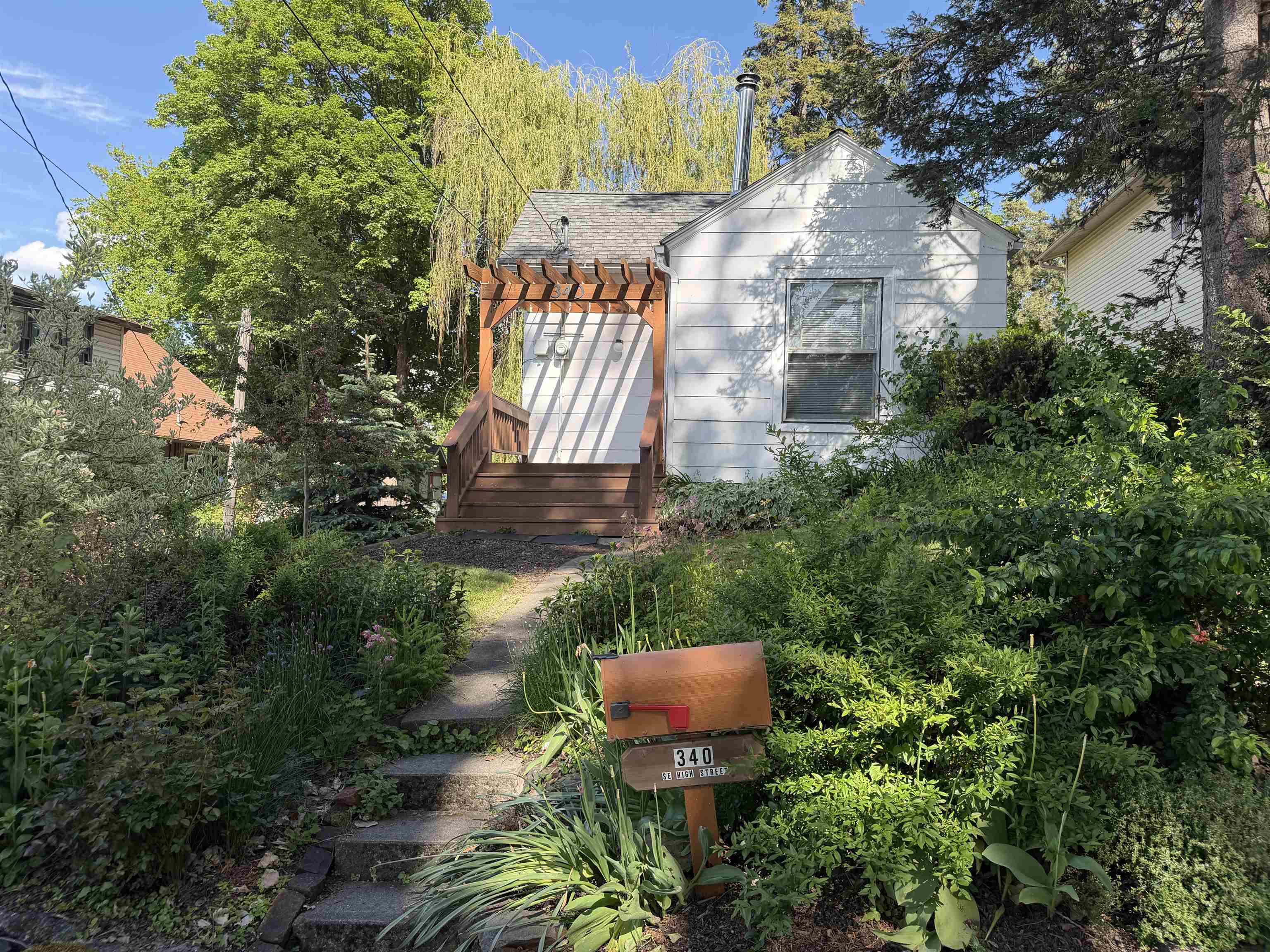 340 SE High St - Photo 1
