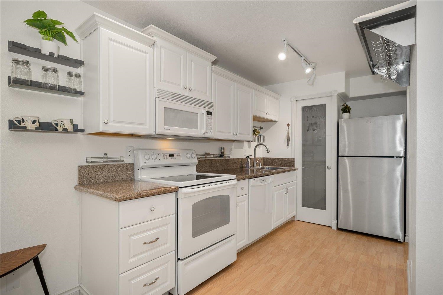 215 S CHESTNUT St - Photo 4