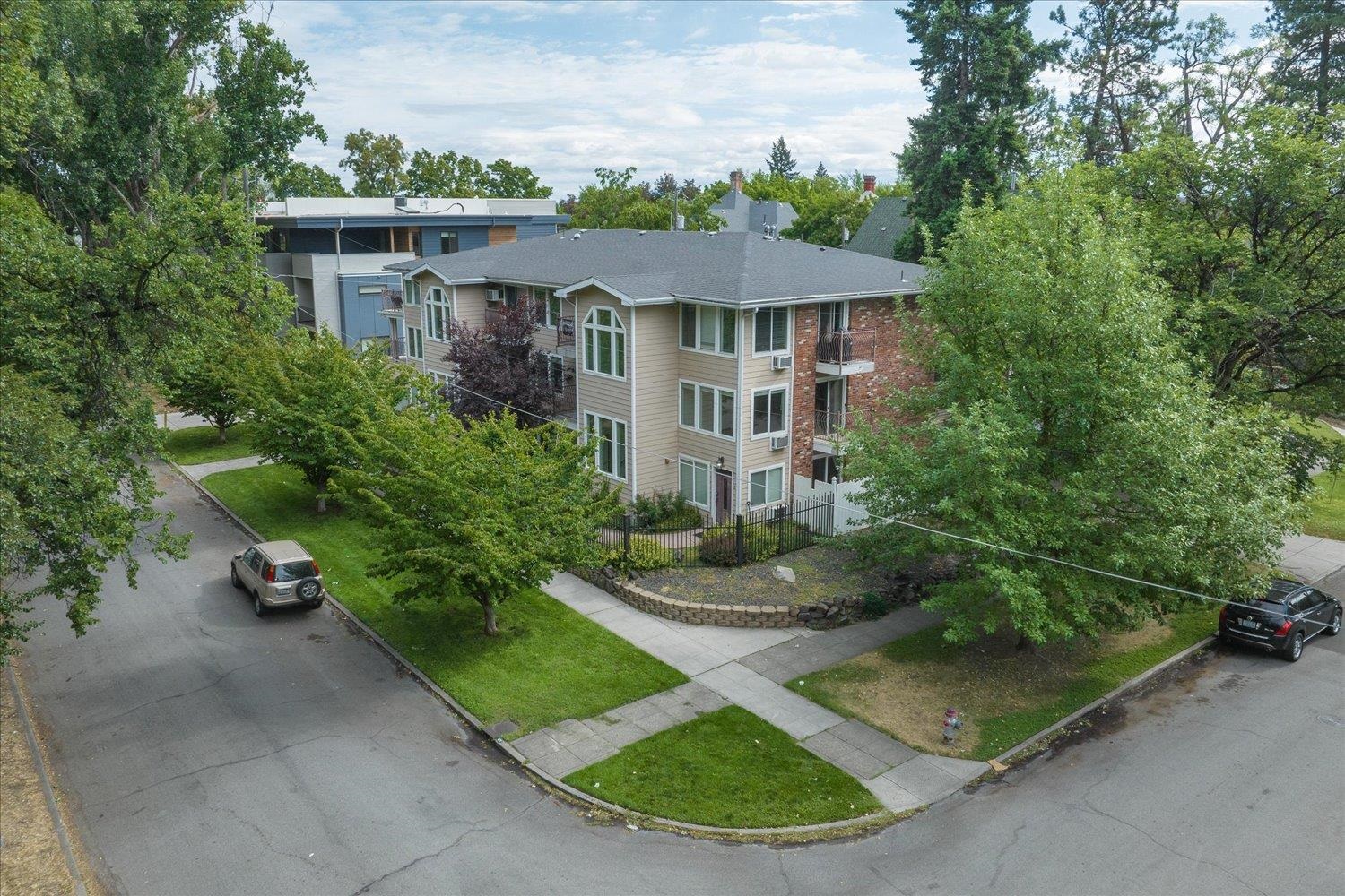 215 S CHESTNUT St - Photo 1