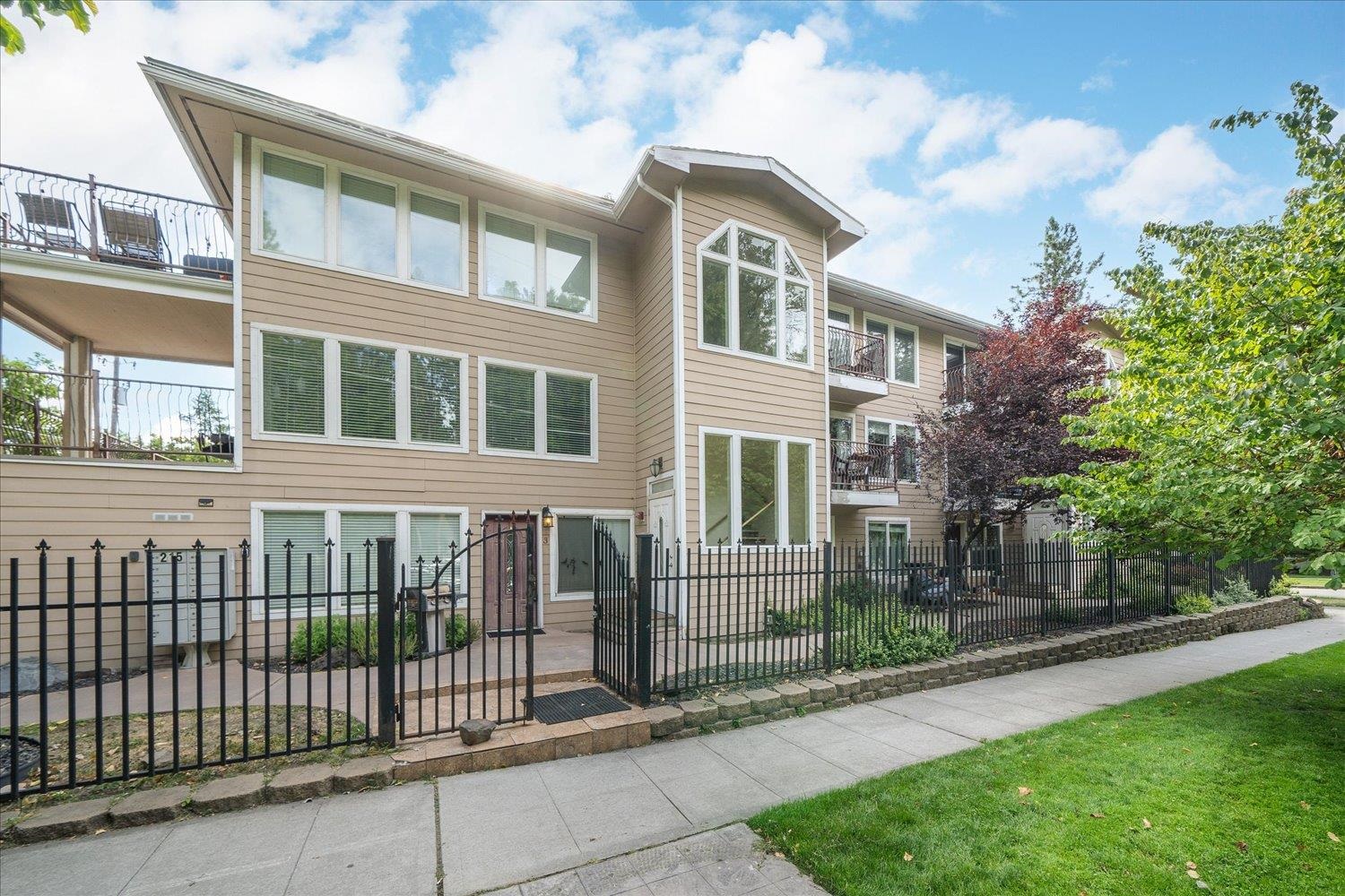 215 S CHESTNUT St - Photo 2