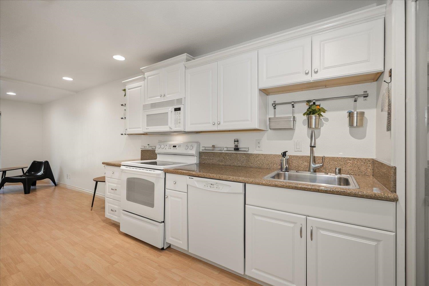 215 S CHESTNUT St - Photo 6