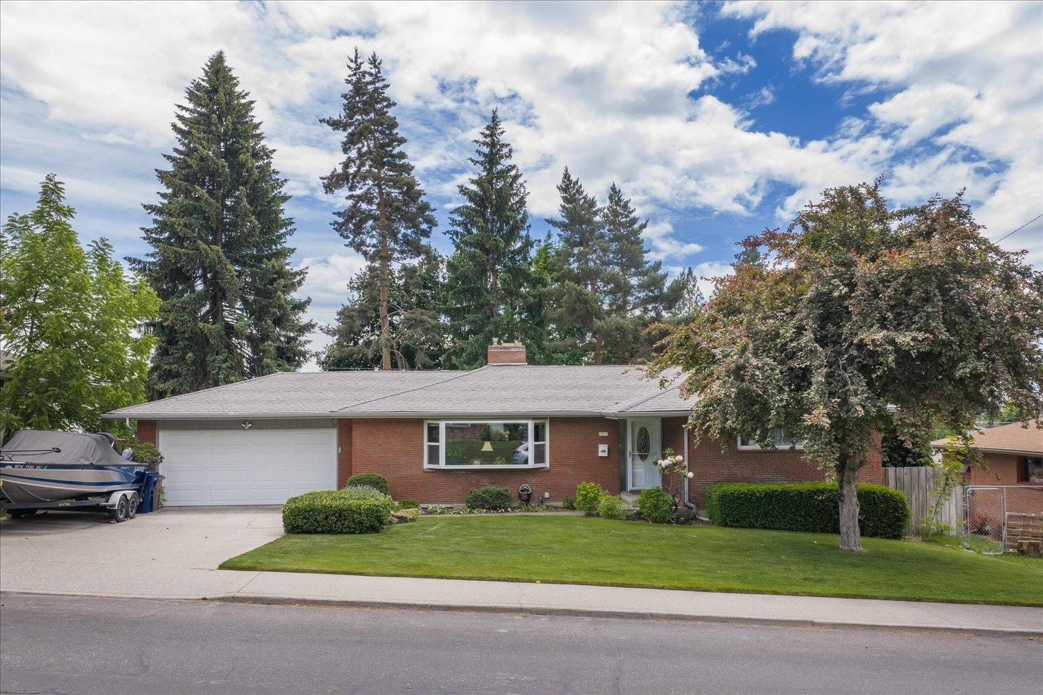 2805 W Woodside Ave - Photo 1