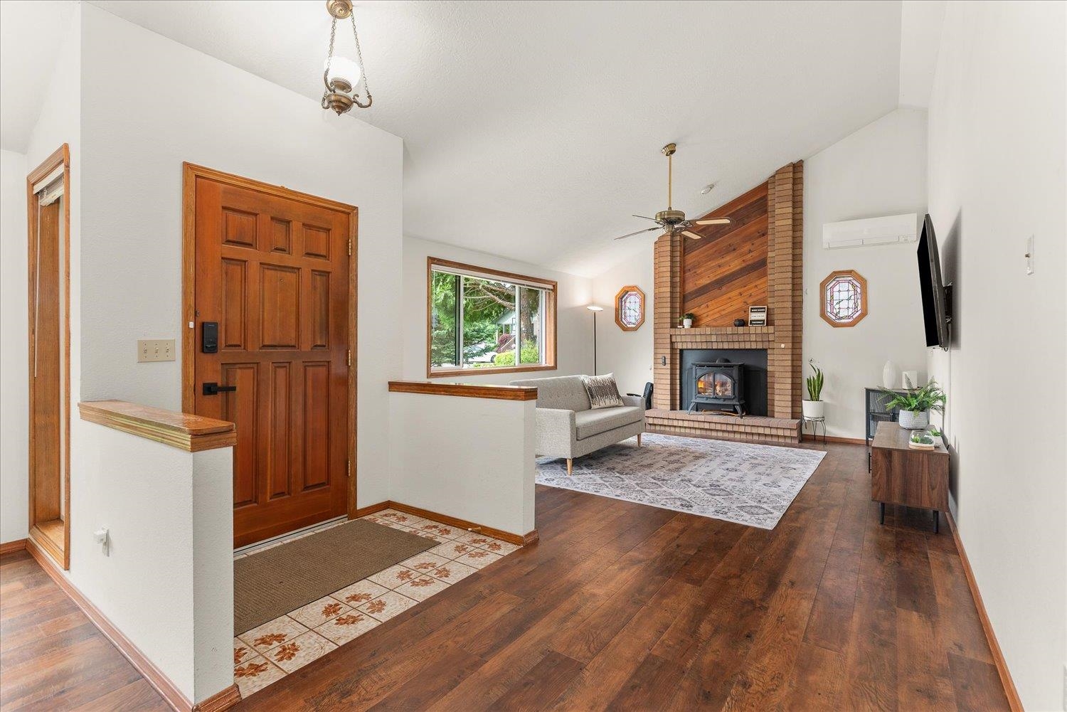 2115 E 56th Ct - Photo 3