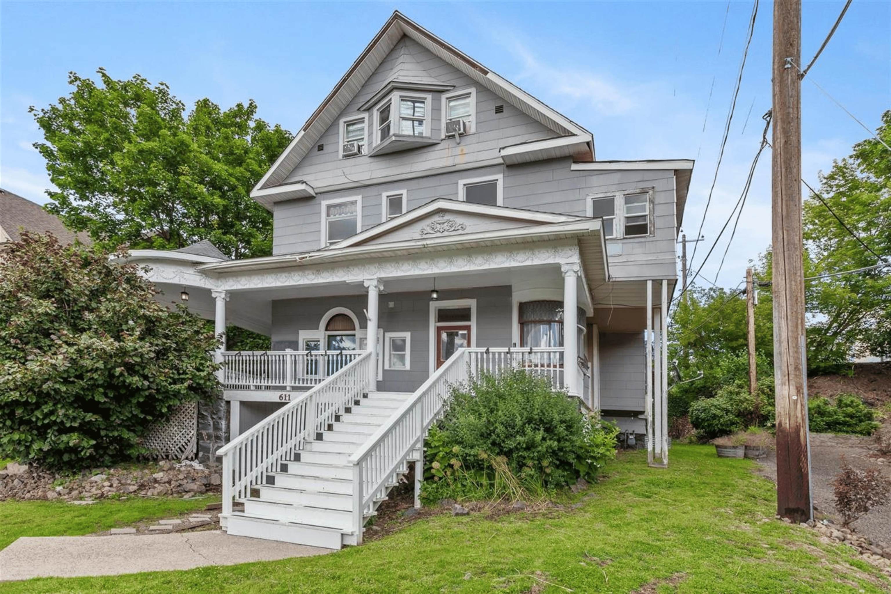 611 S Bernard St - Photo 1