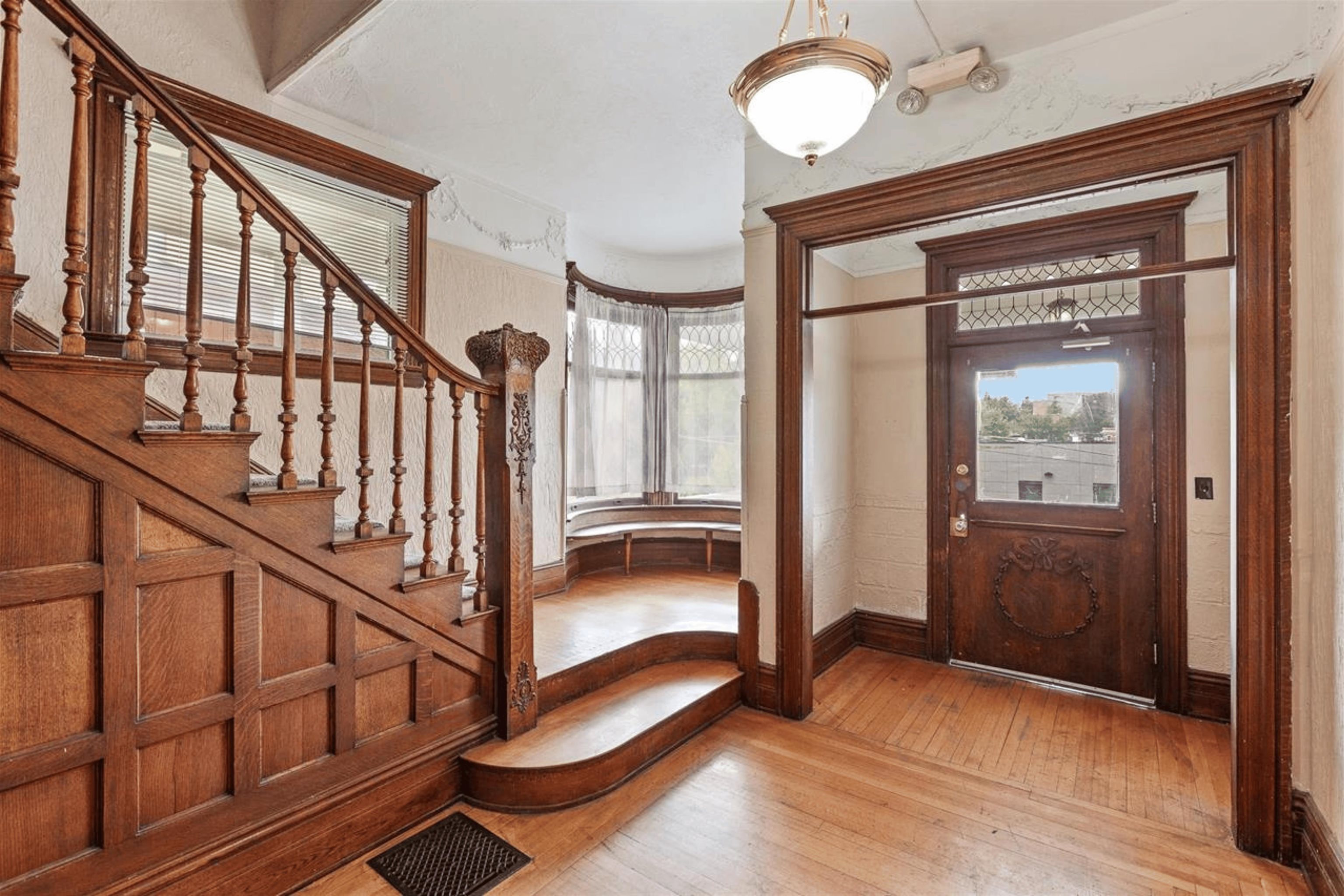 611 S Bernard St - Photo 2