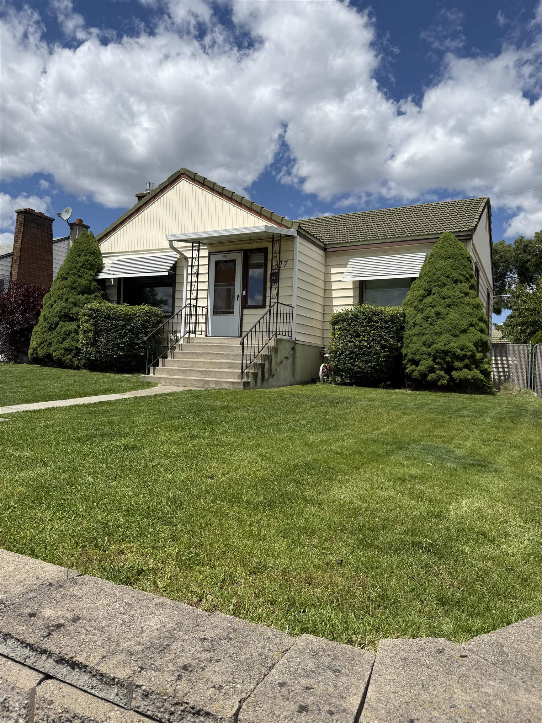 327 E Garland Ave - Photo 2