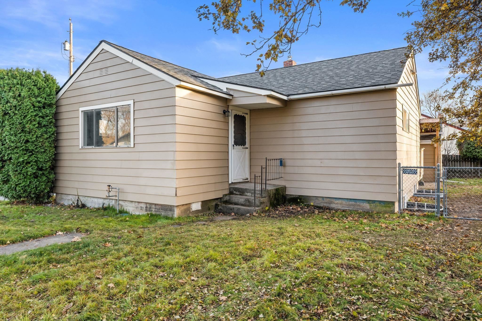 8222 E Valleyway Ave - Photo 1