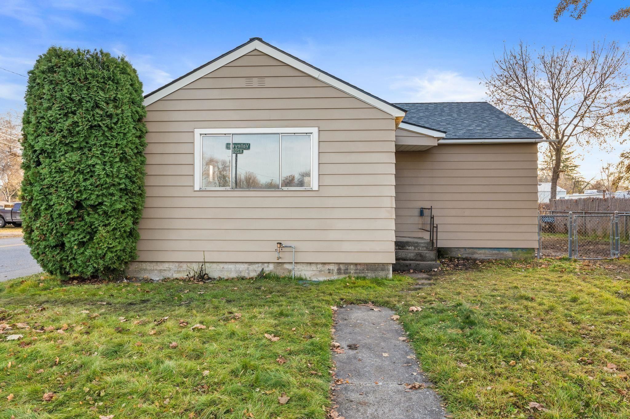 8222 E Valleyway Ave - Photo 2