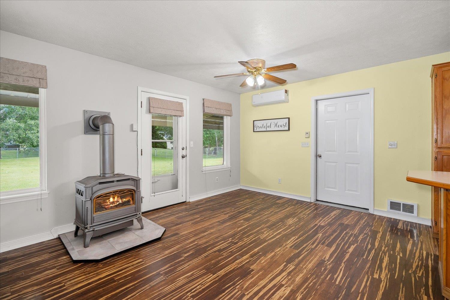 1418 E 3rd St - Photo 9