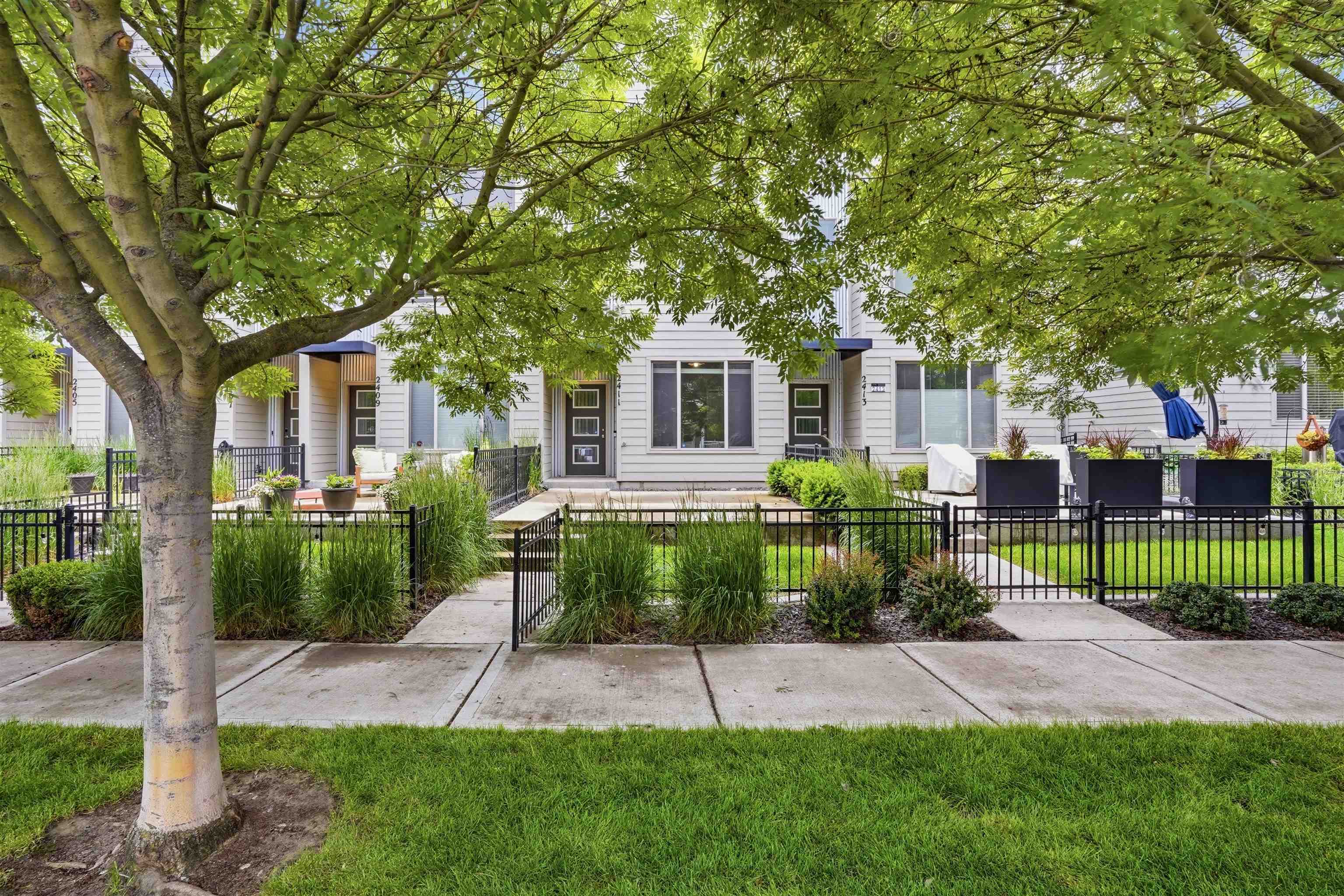 2411 W Bridge Ave - Photo 2