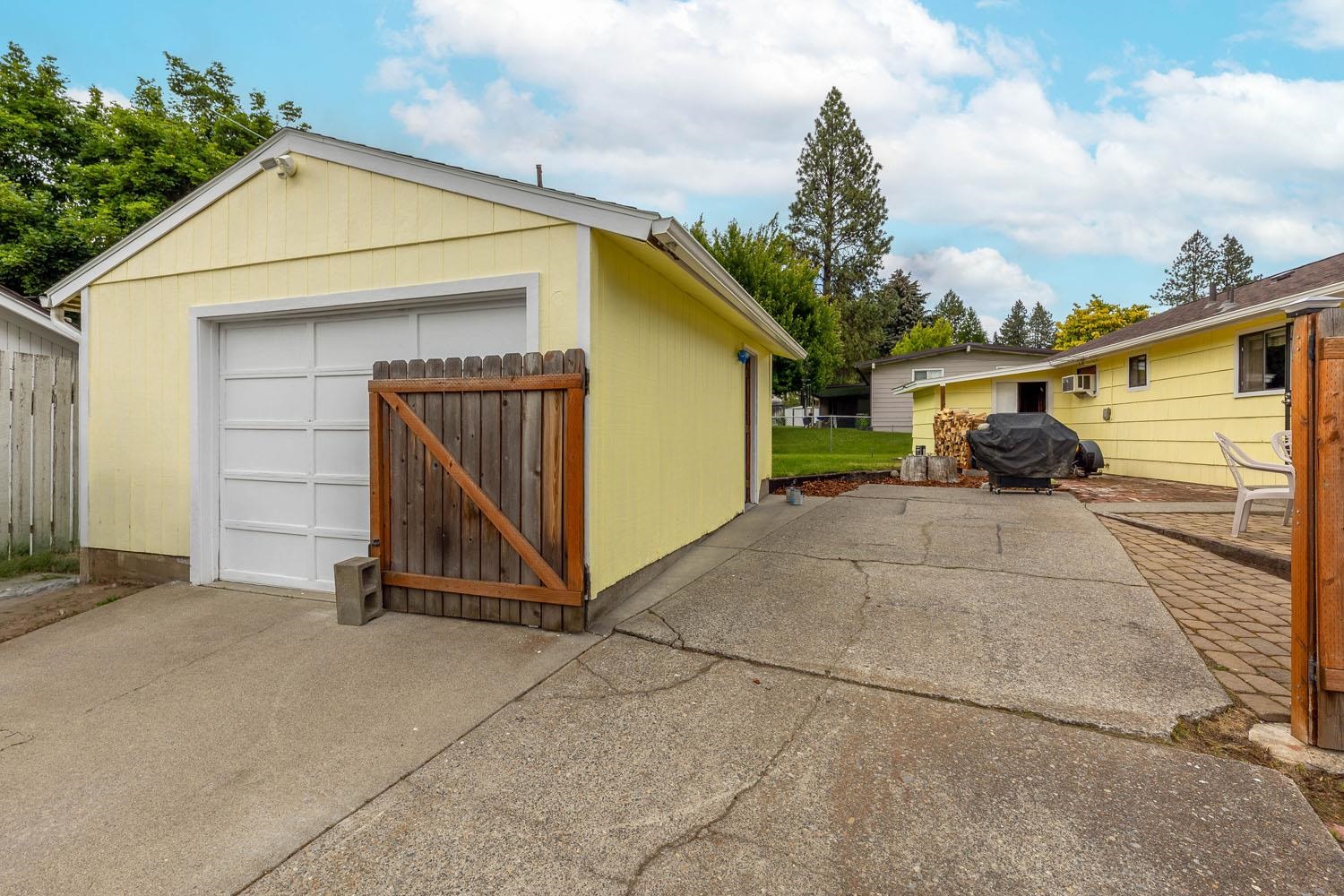 2430 W Bruce Ave - Photo 36
