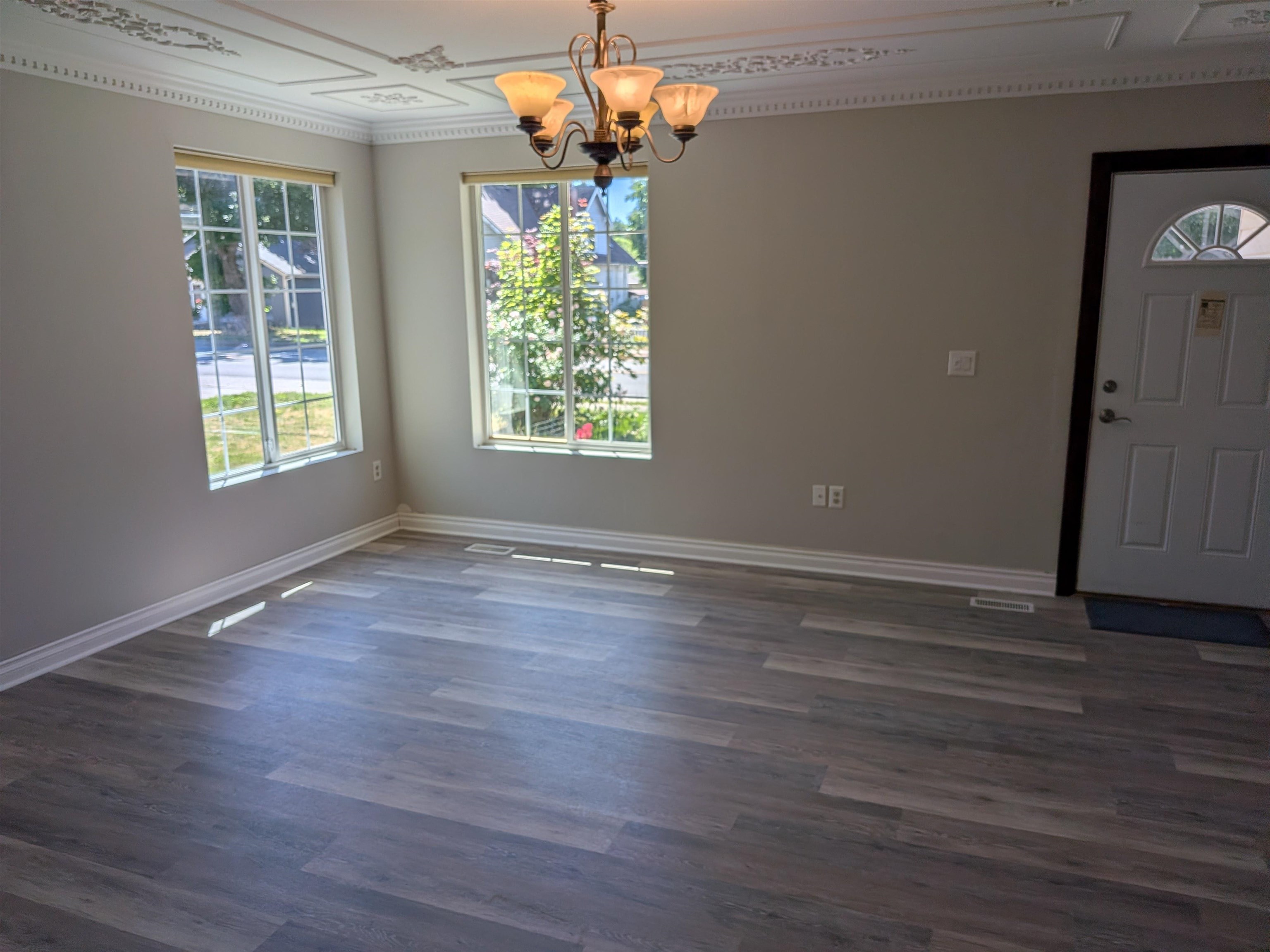 657 S Freya St - Photo 3