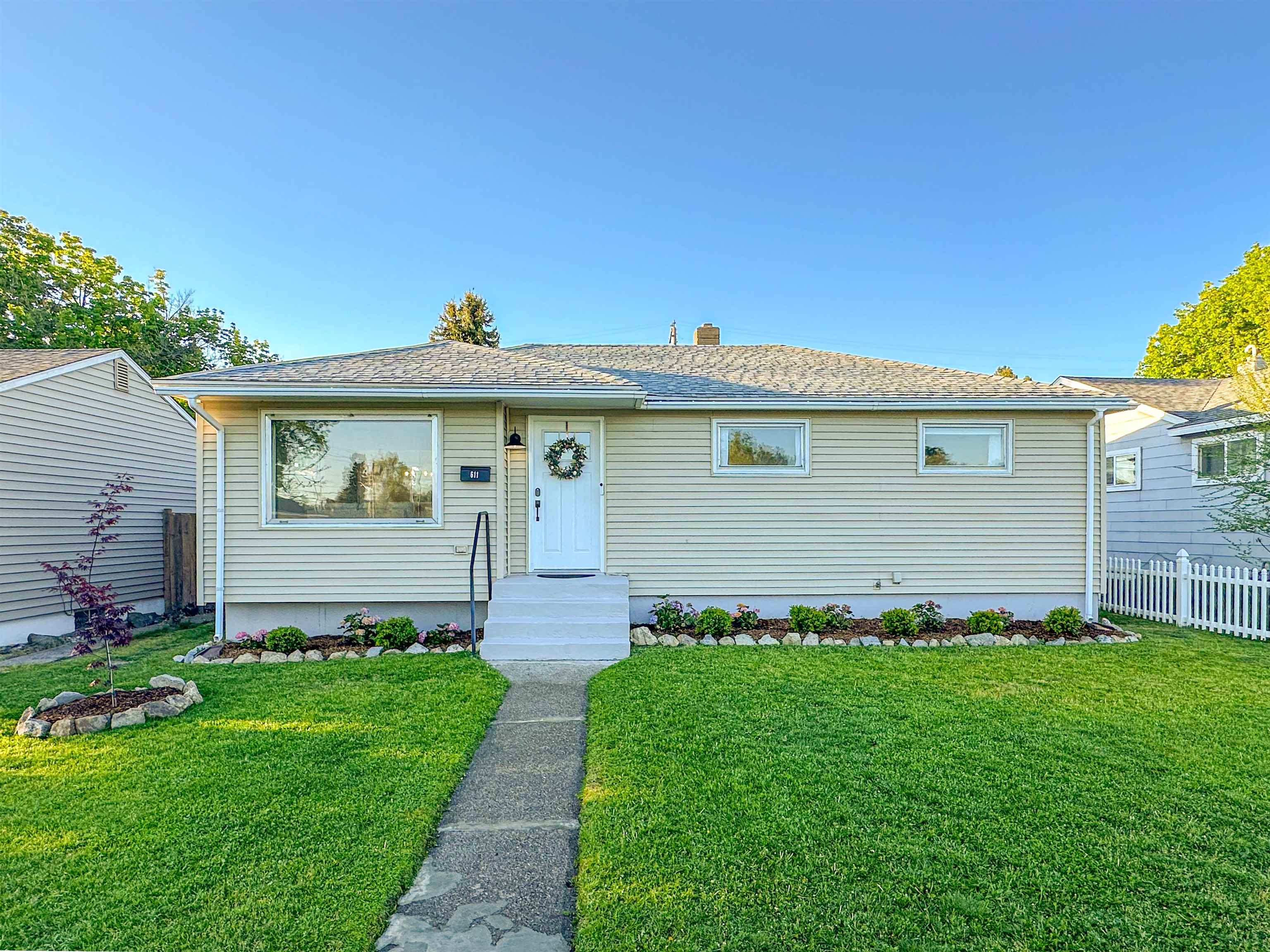 611 E Joseph Ave - Photo 1