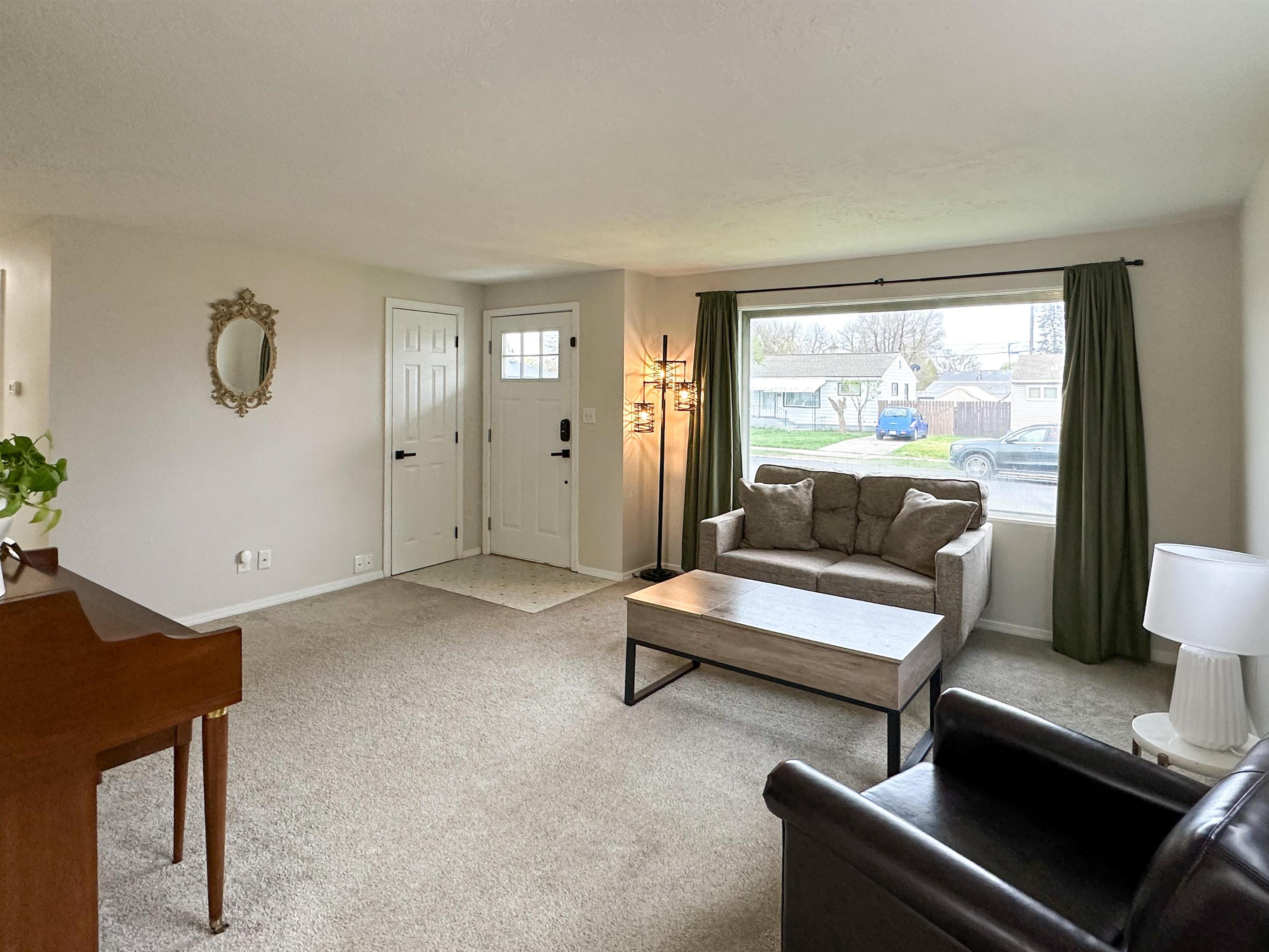 611 E Joseph Ave - Photo 2