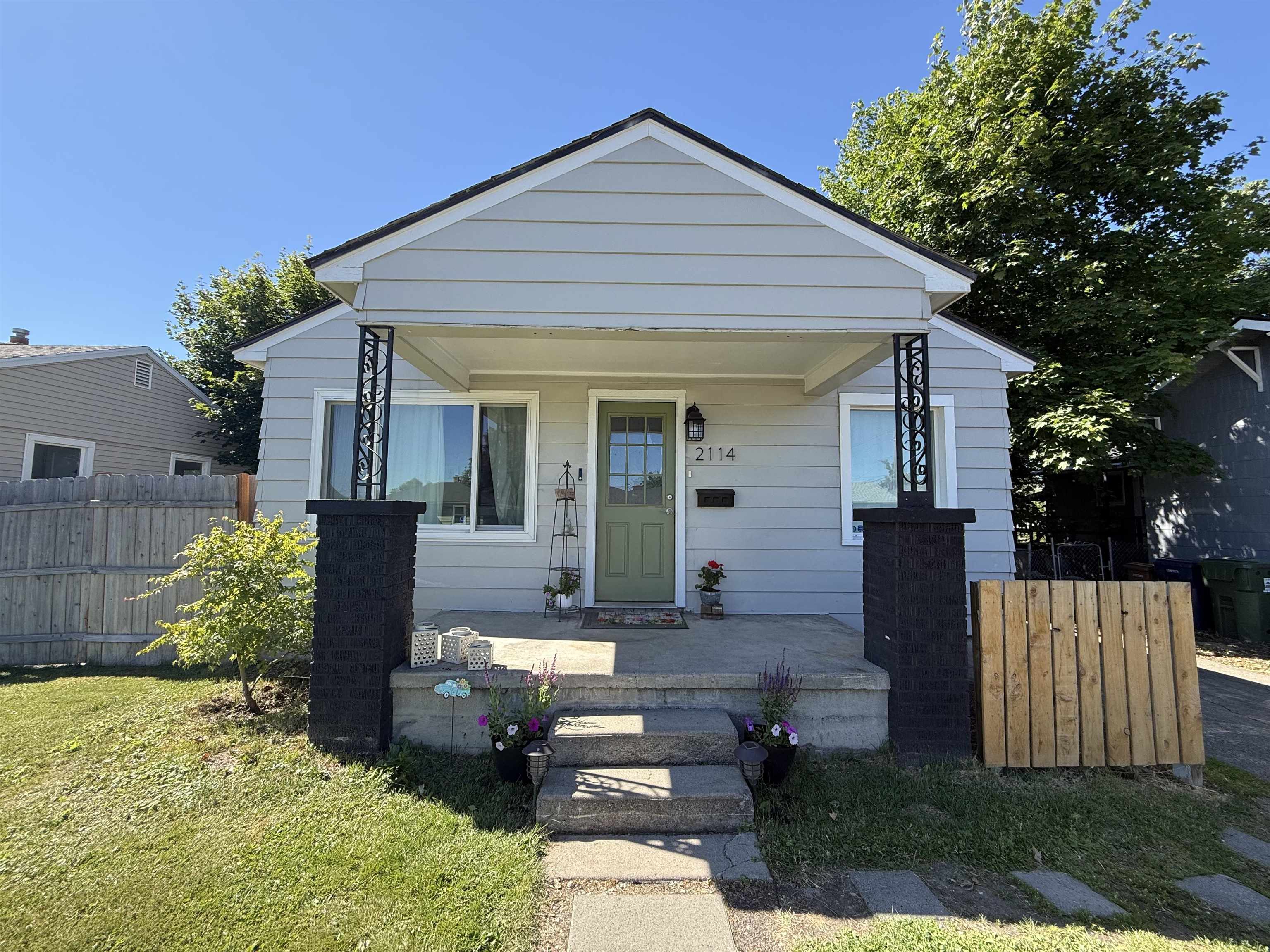 2114 E ROWAN Dr - Photo 1