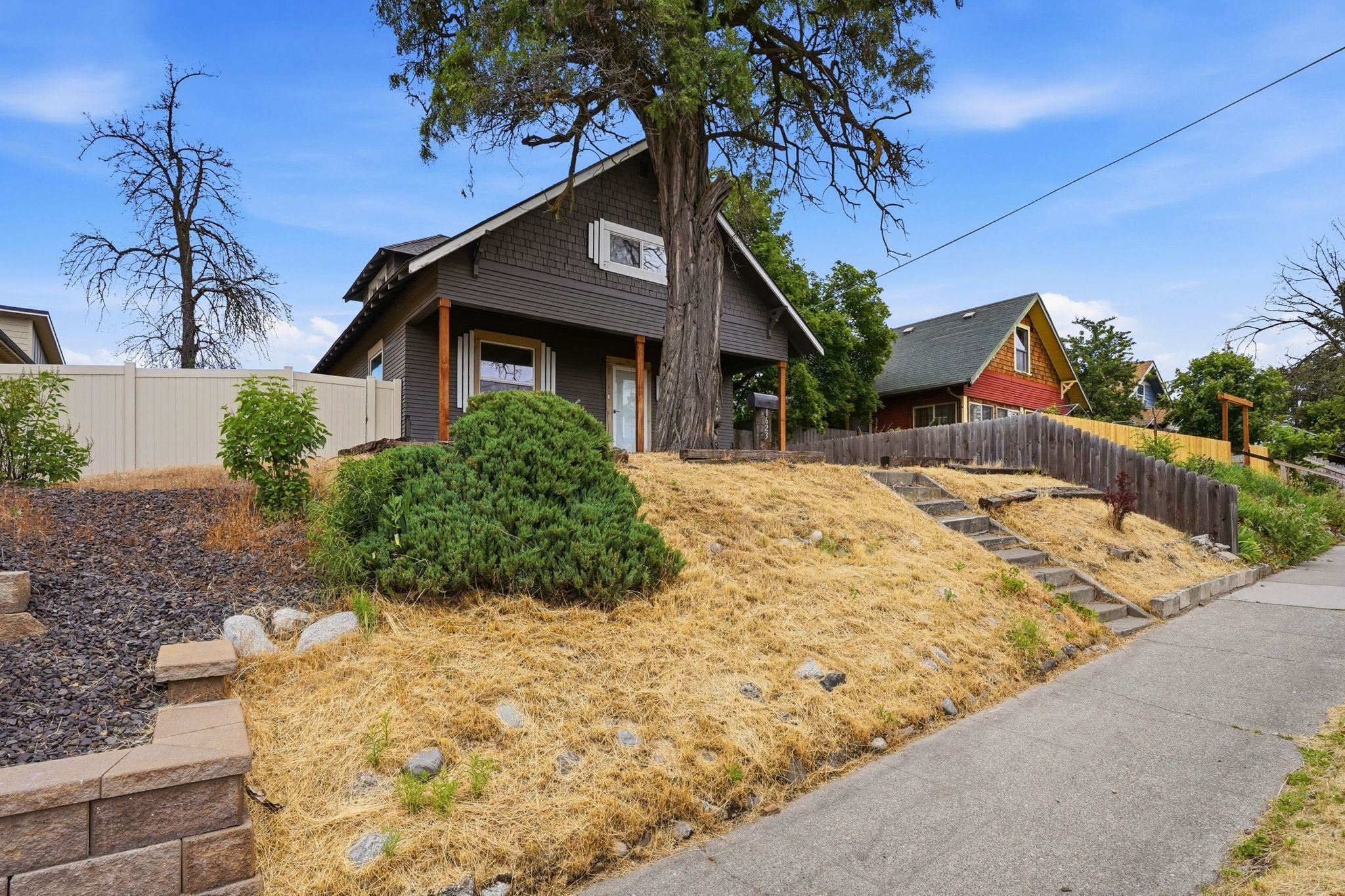 1623 E Mission Ave - Photo 2