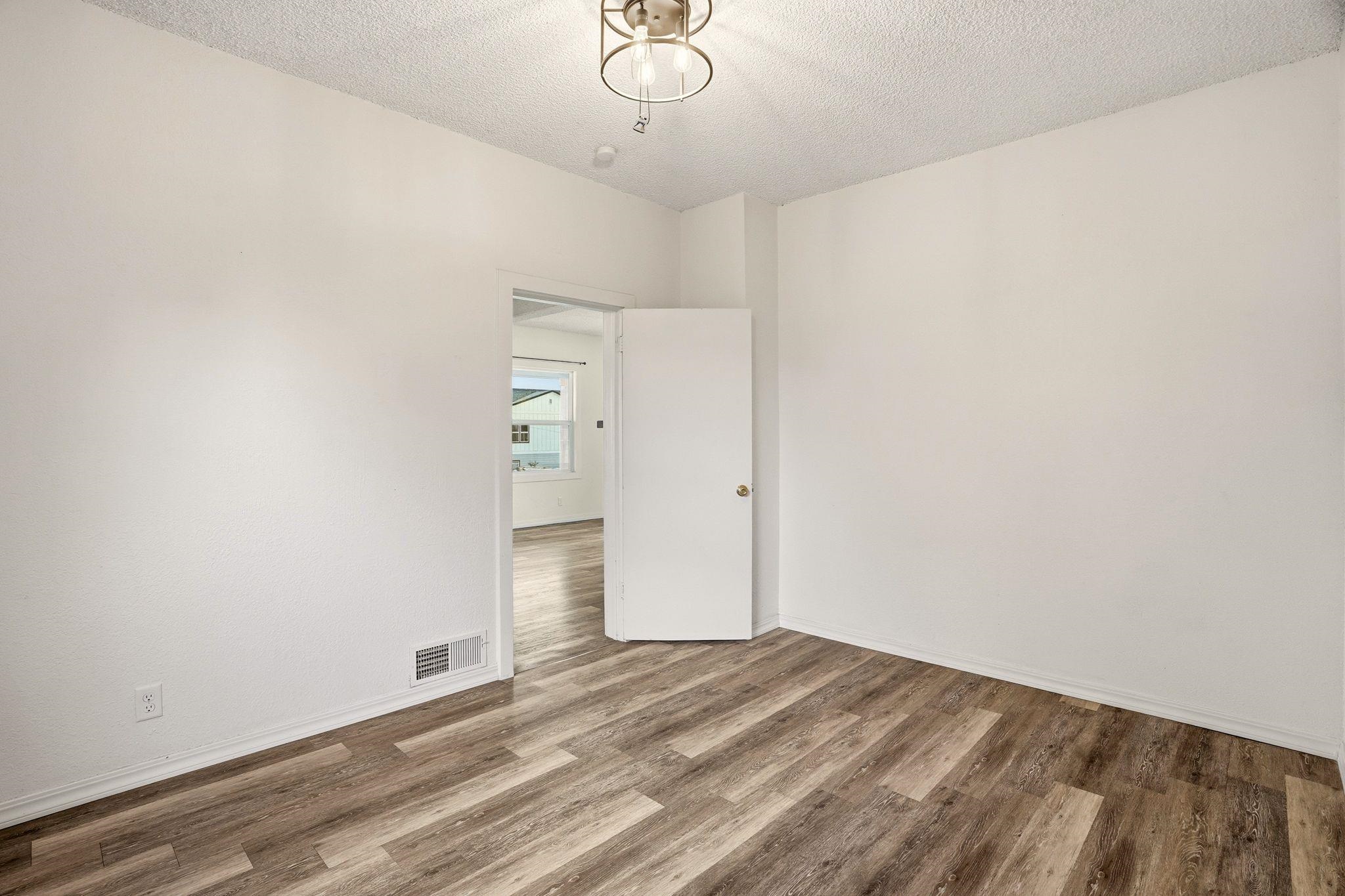 1623 E Mission Ave - Photo 18