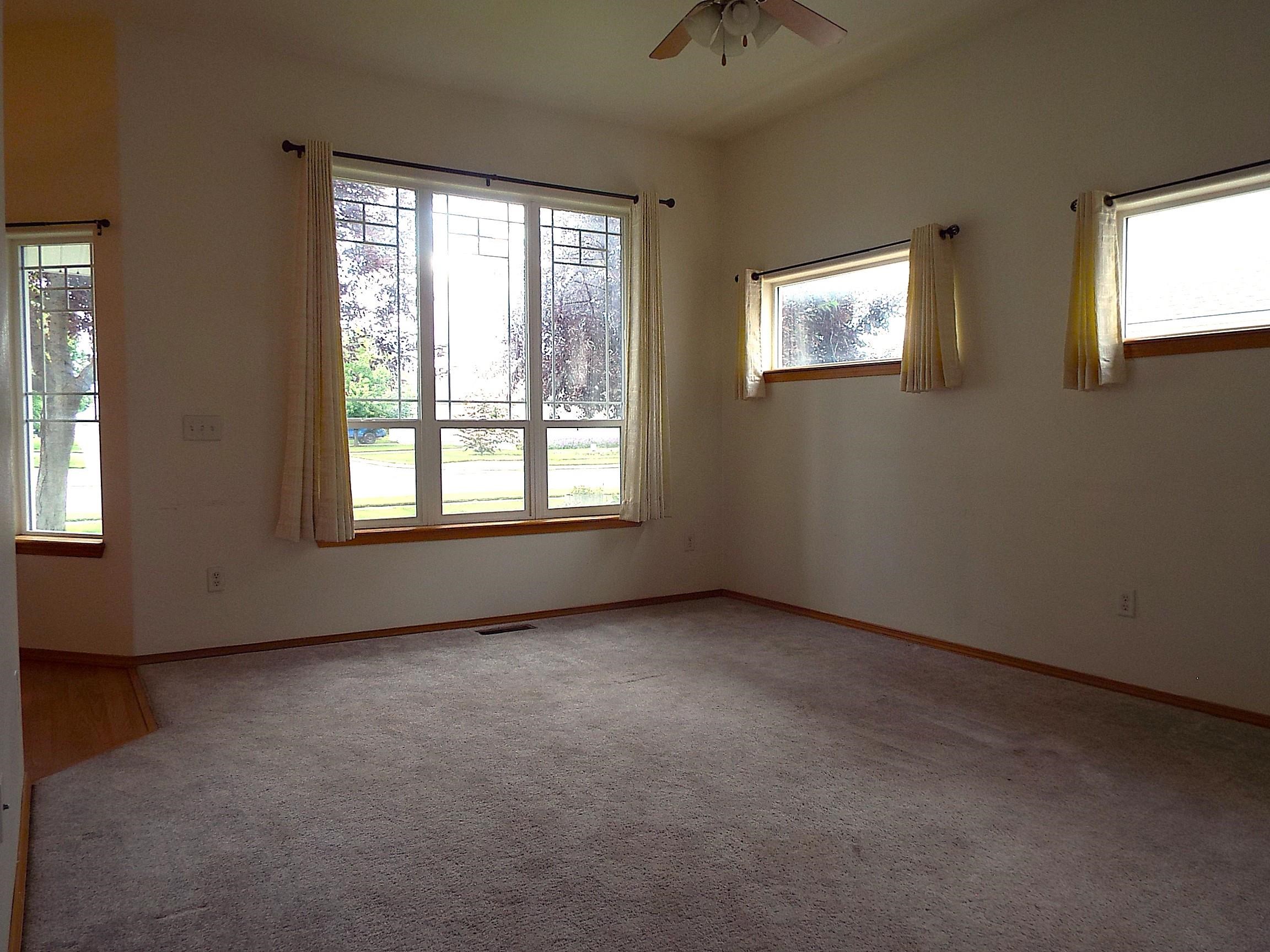 9318 N Oak St - Photo 4