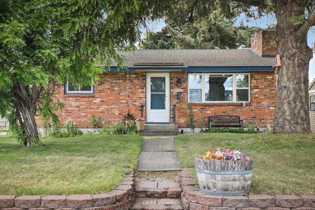 2931 E Augusta Ave - Photo 1