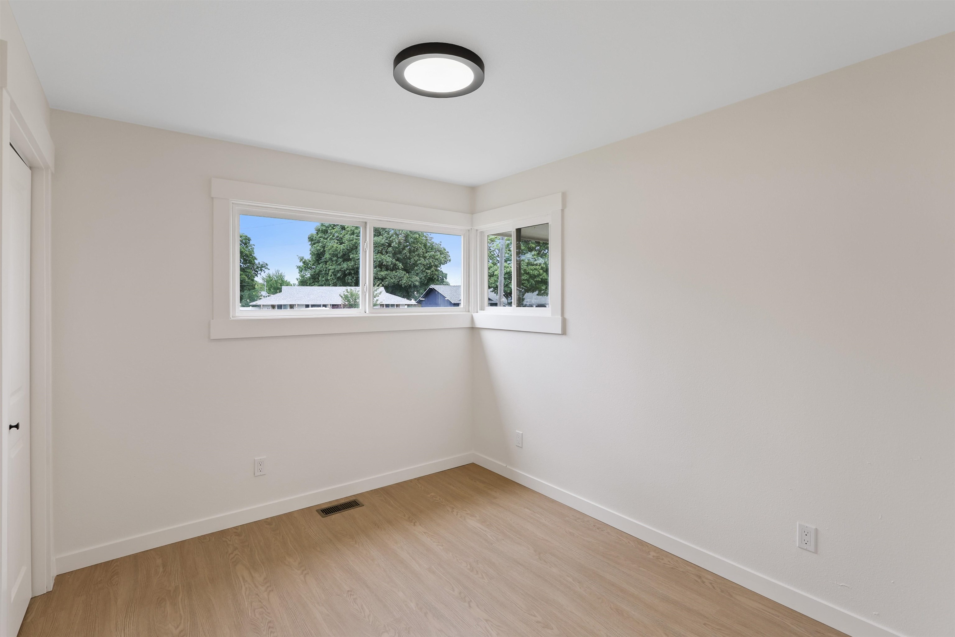 13716 E Broadway Ave - Photo 12