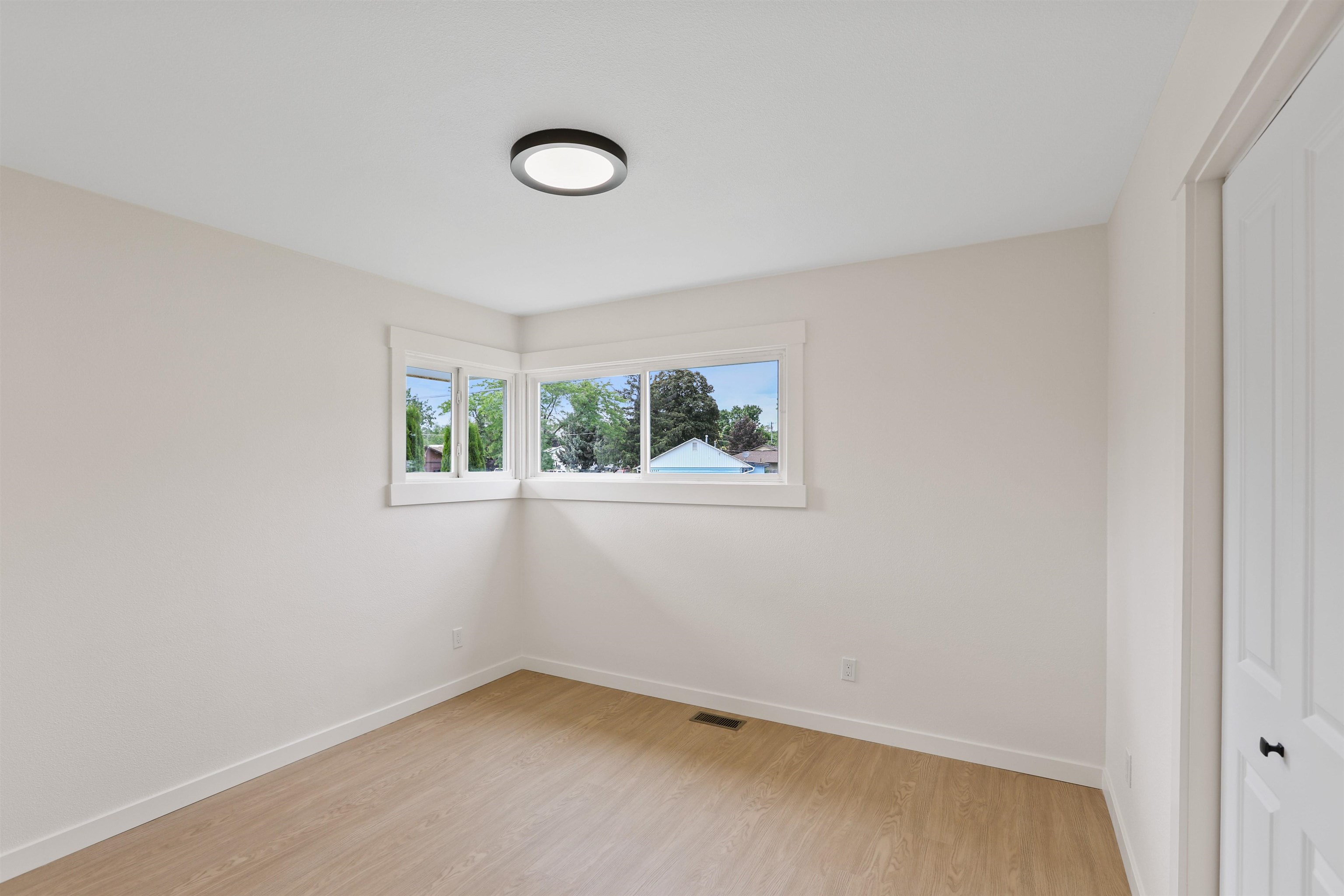 13716 E Broadway Ave - Photo 14