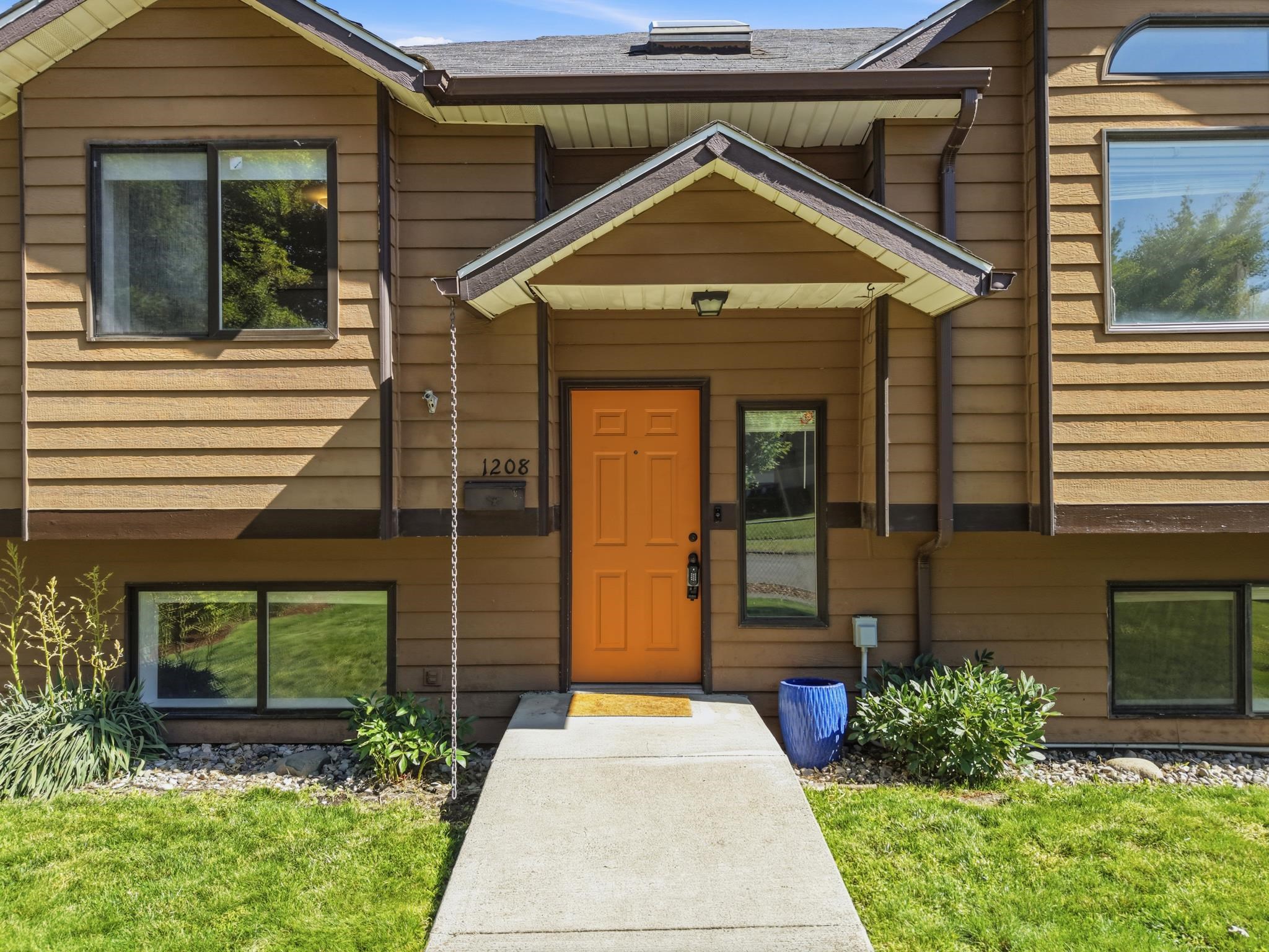 1208 W Spofford Ave - Photo 3