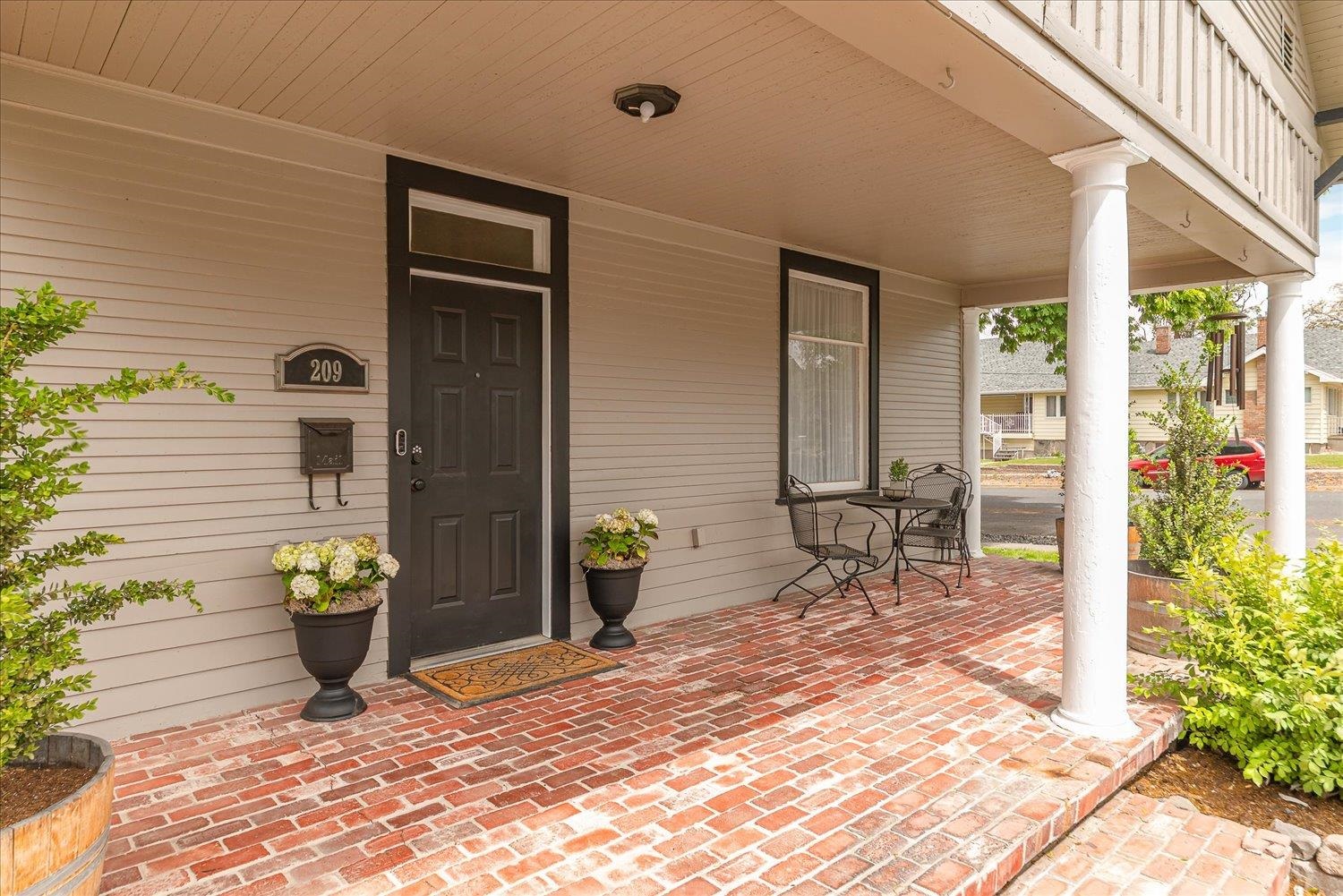 209 E 3rd Ave - Photo 2