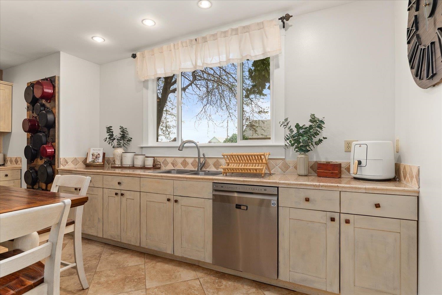 209 E 3rd Ave - Photo 8