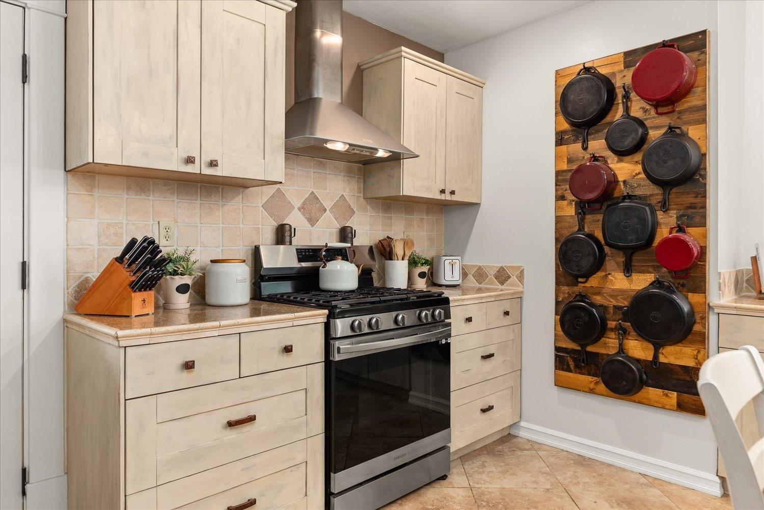 209 E 3rd Ave - Photo 9