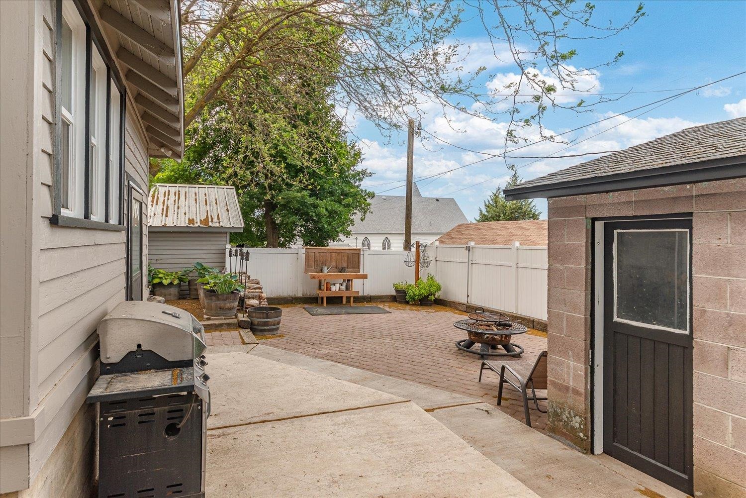209 E 3rd Ave - Photo 23