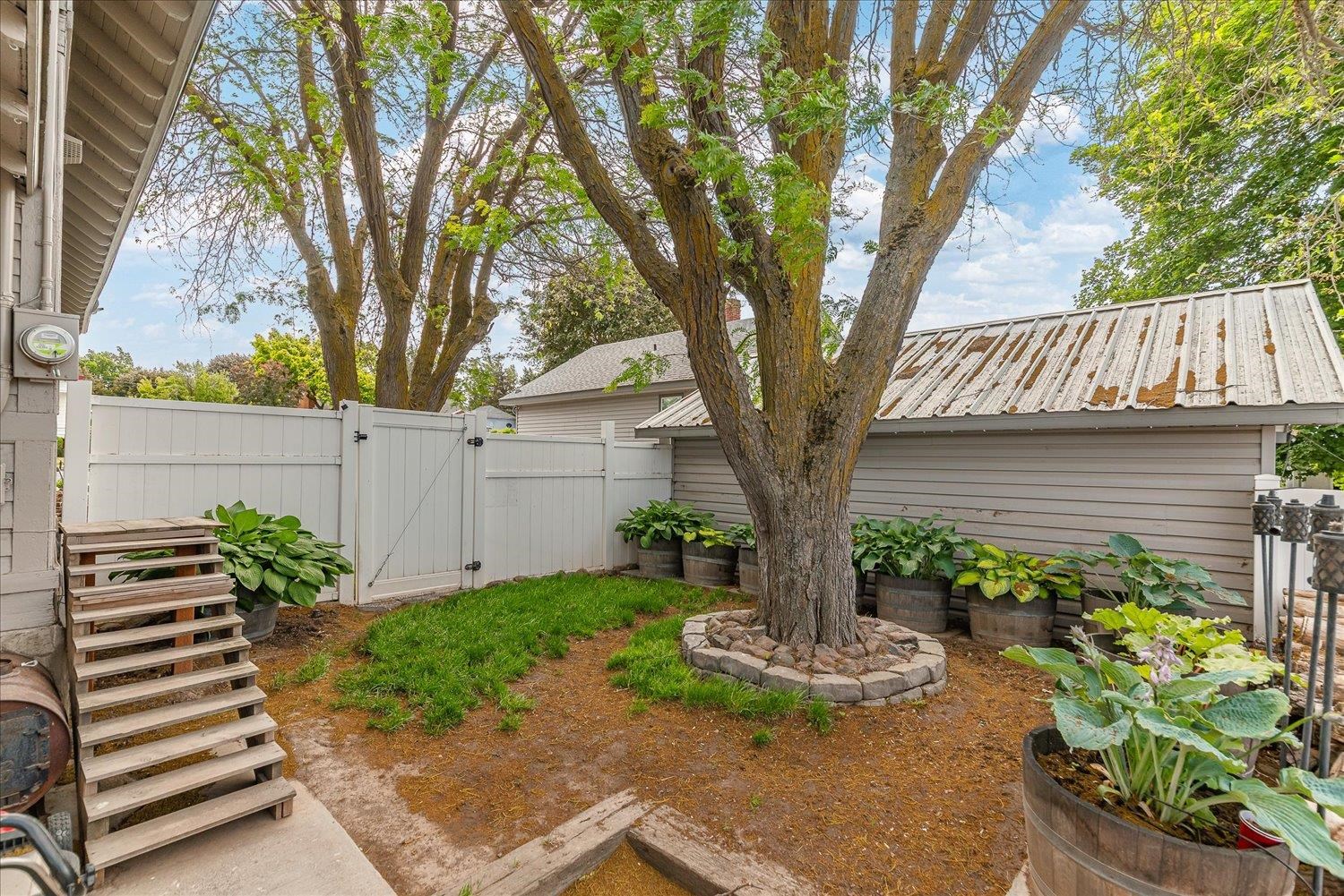 209 E 3rd Ave - Photo 25