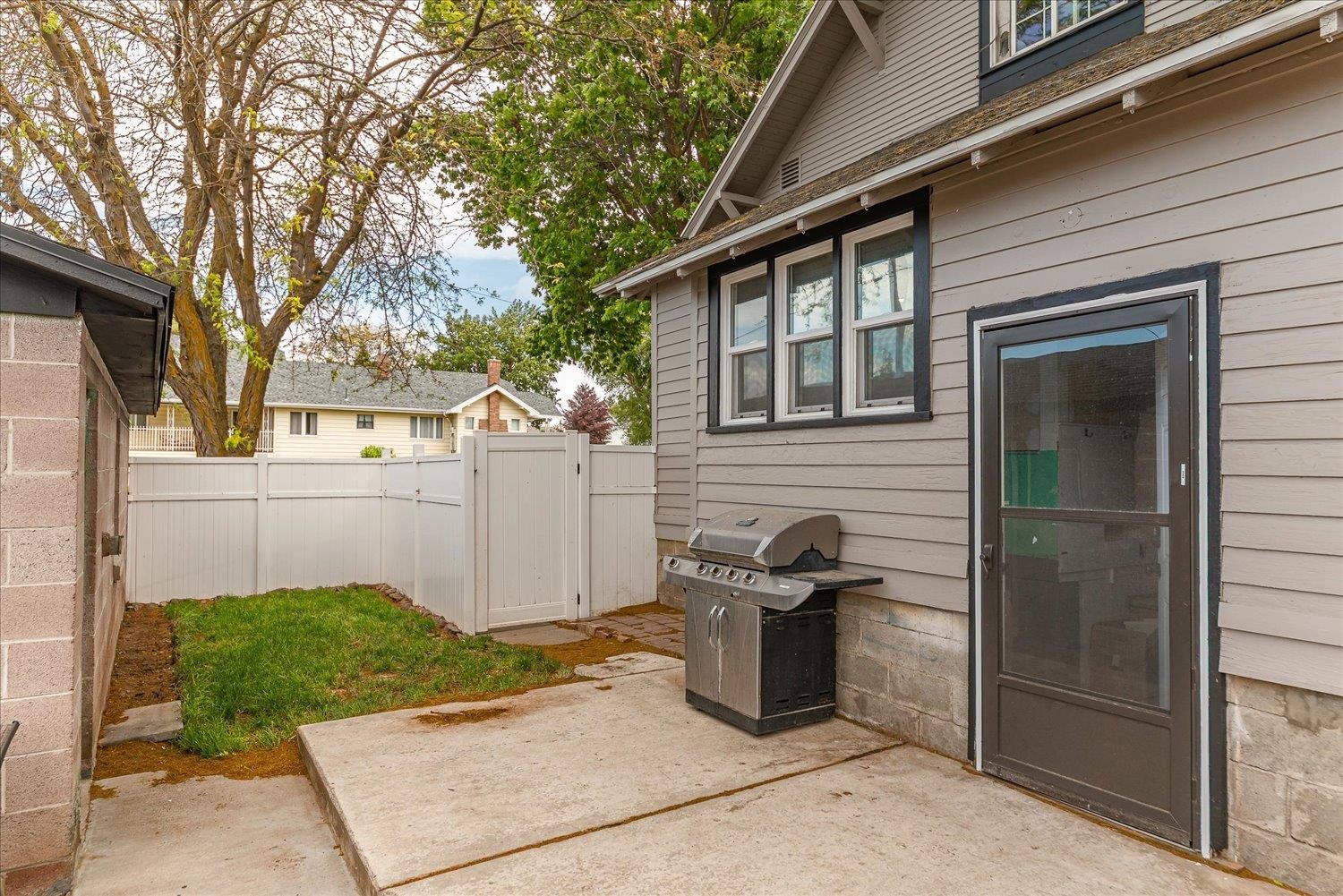 209 E 3rd Ave - Photo 26
