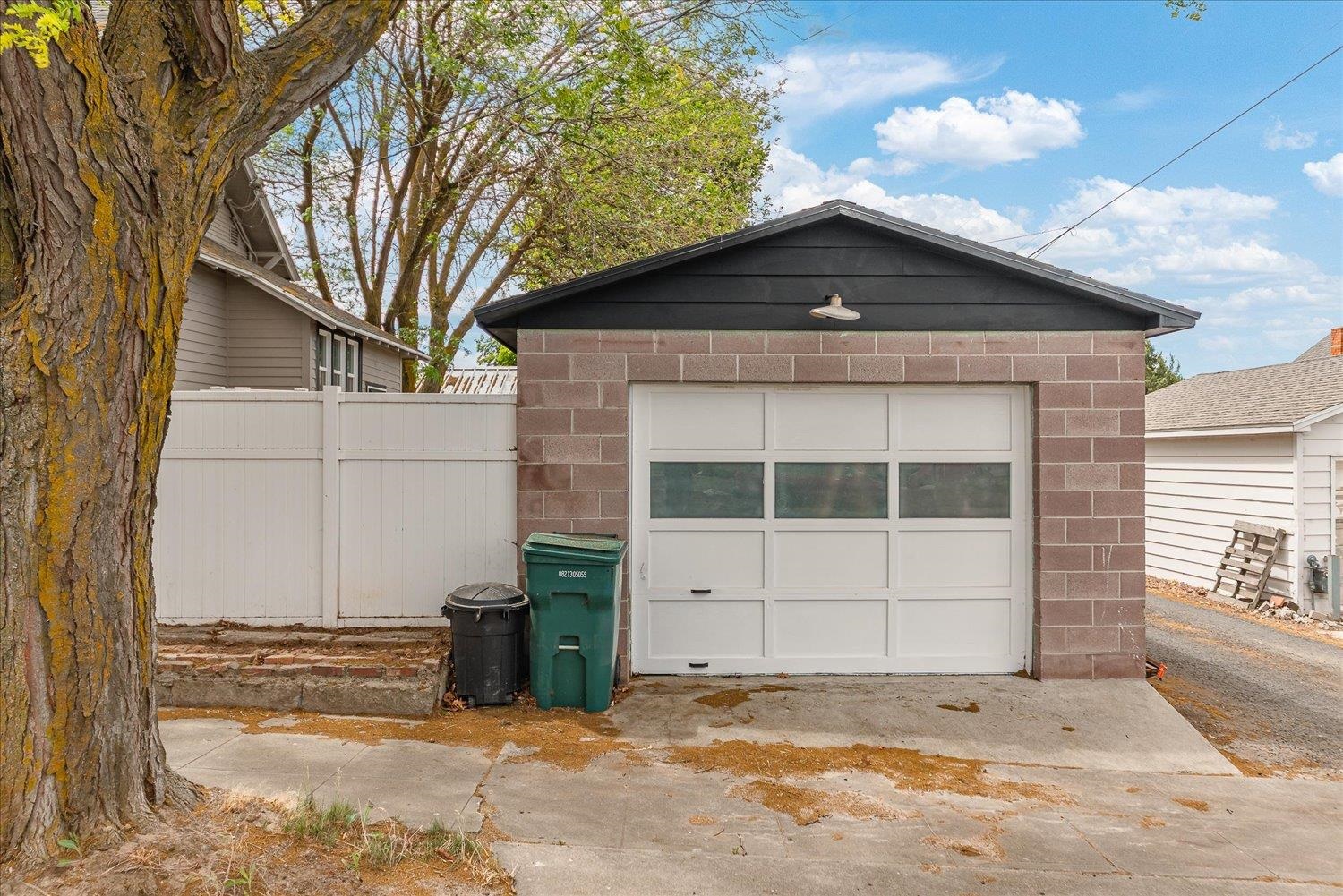 209 E 3rd Ave - Photo 27