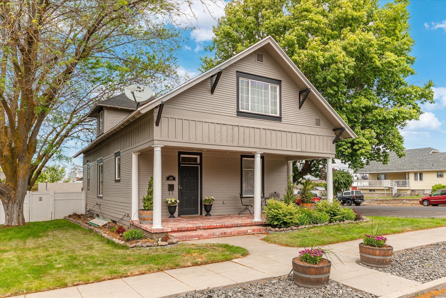 209 E 3rd Ave - Photo 28