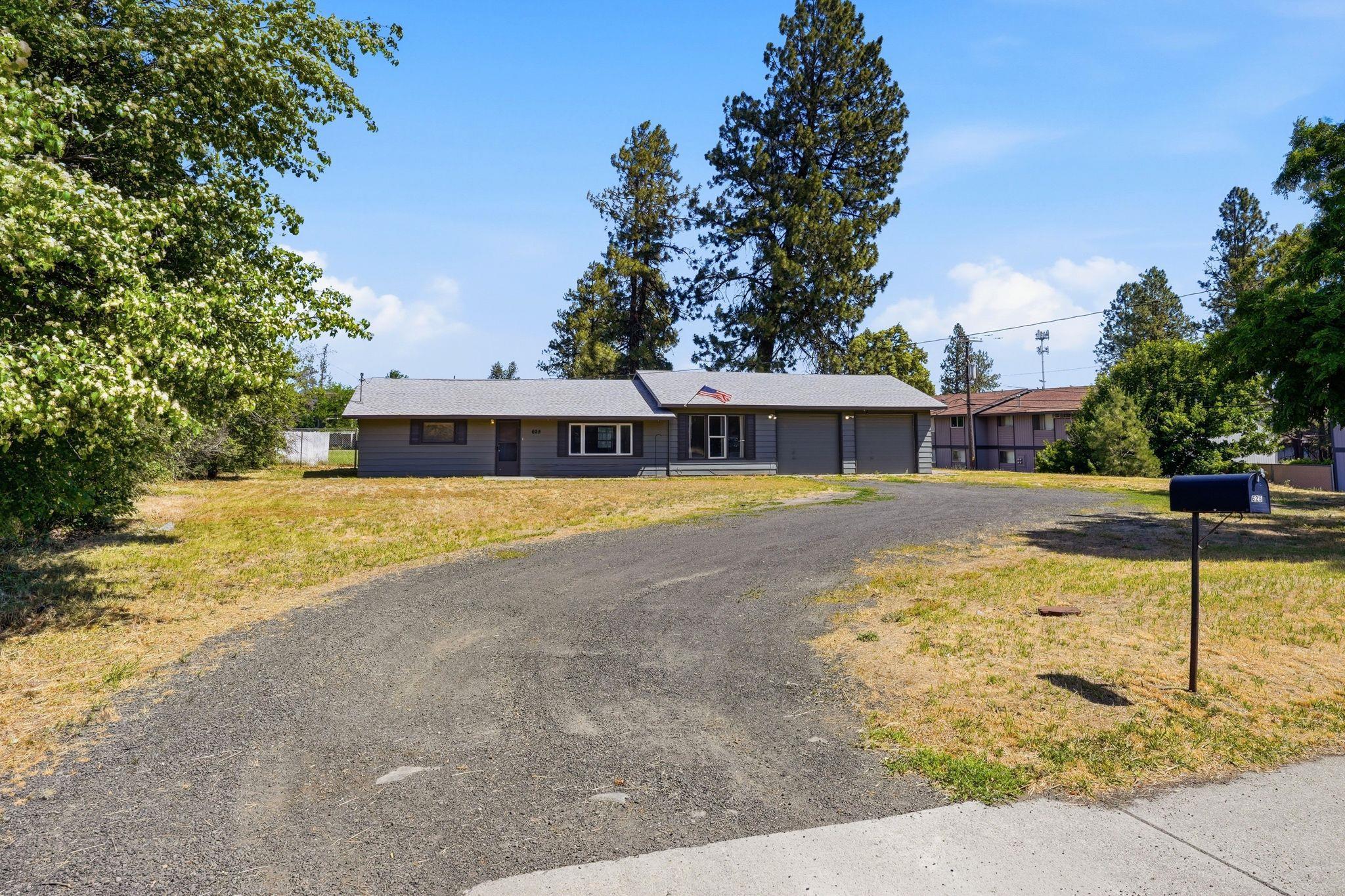 625 Clay St - Photo 2