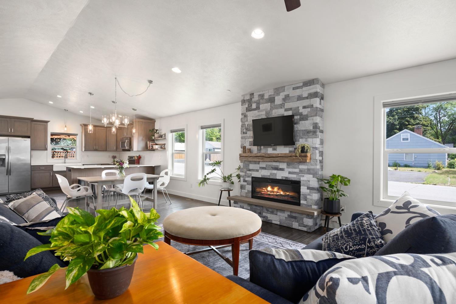 306 W 3rd St - Photo 6