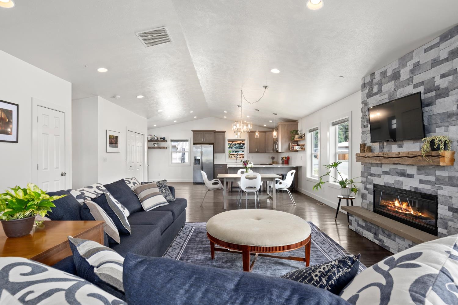 306 W 3rd St - Photo 7