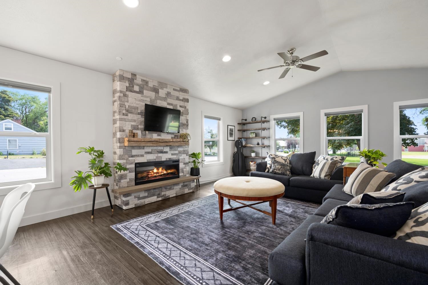 306 W 3rd St - Photo 12
