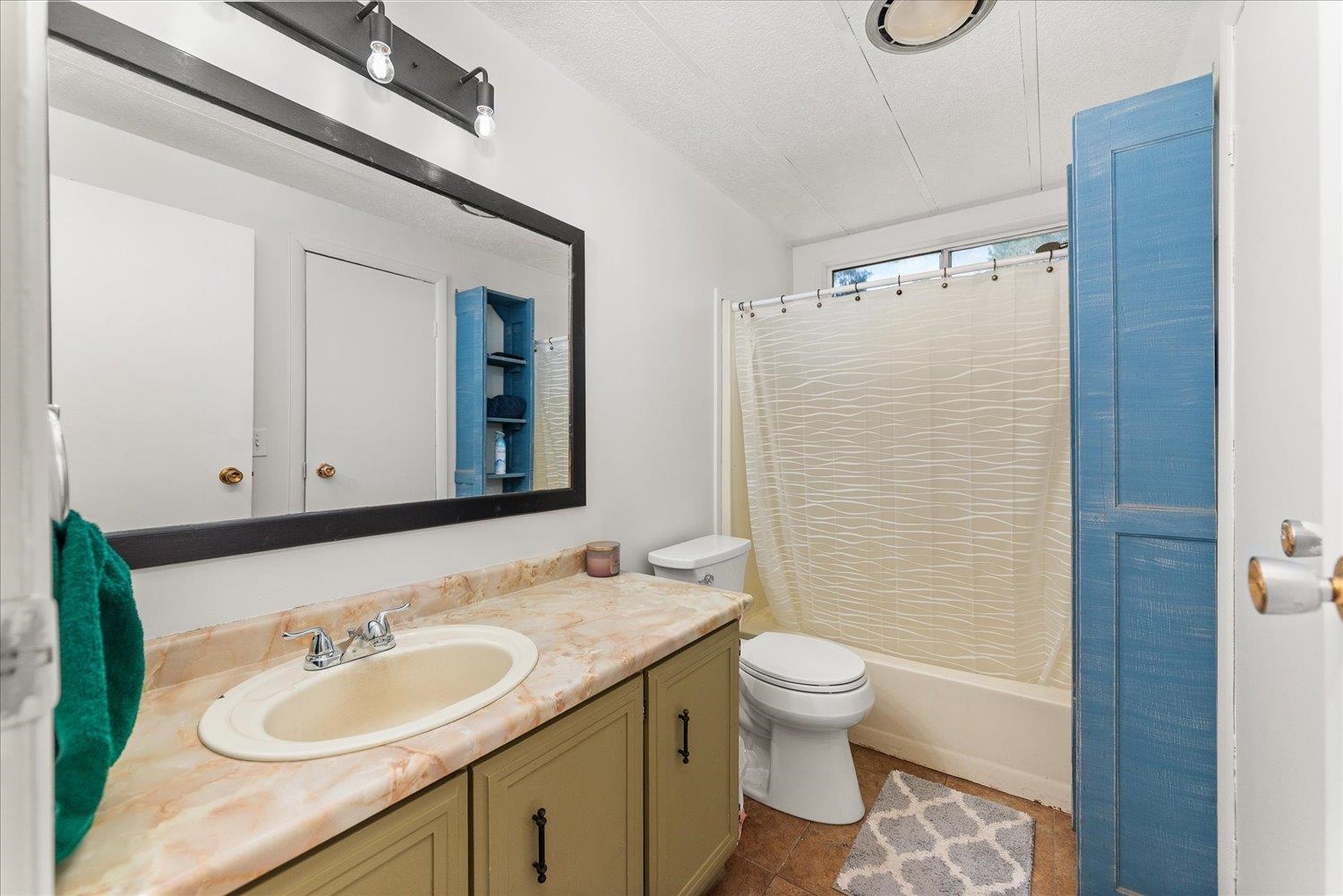 275 E Newport Ave - Photo 16