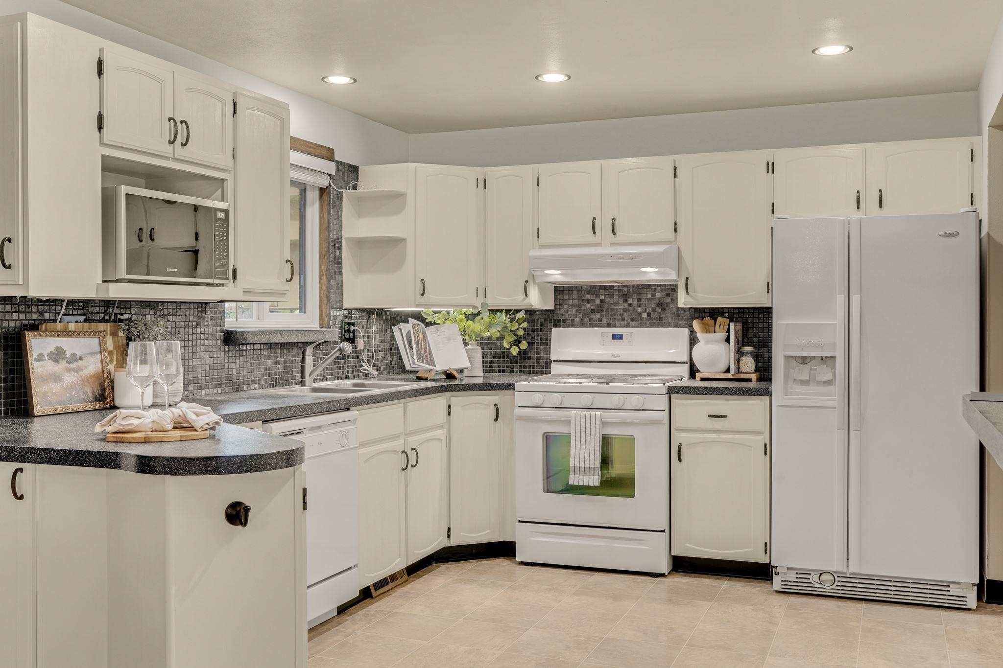 2024 E 44th Ave - Photo 11