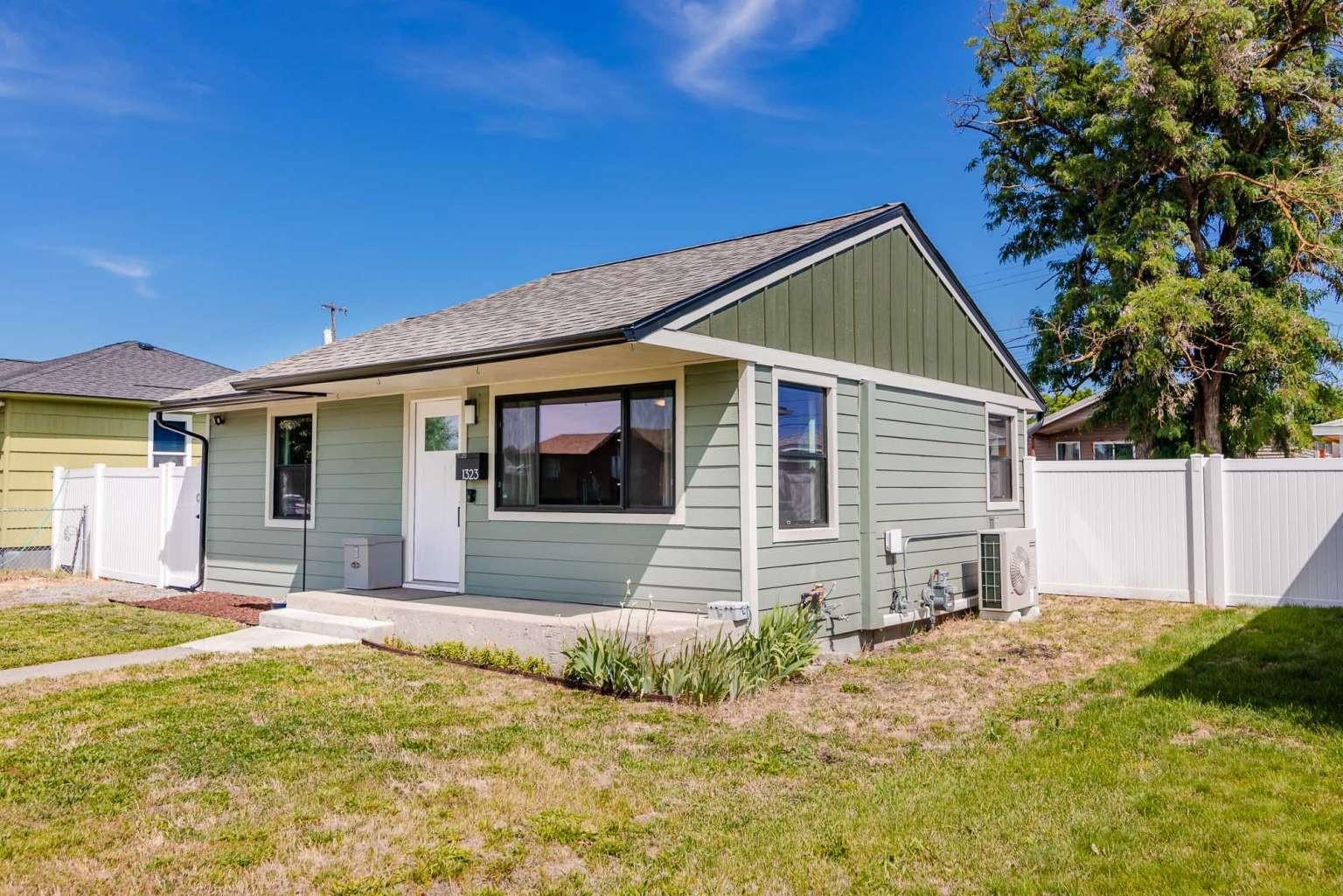 1323 E LONGFELLOW Ave - Photo 2