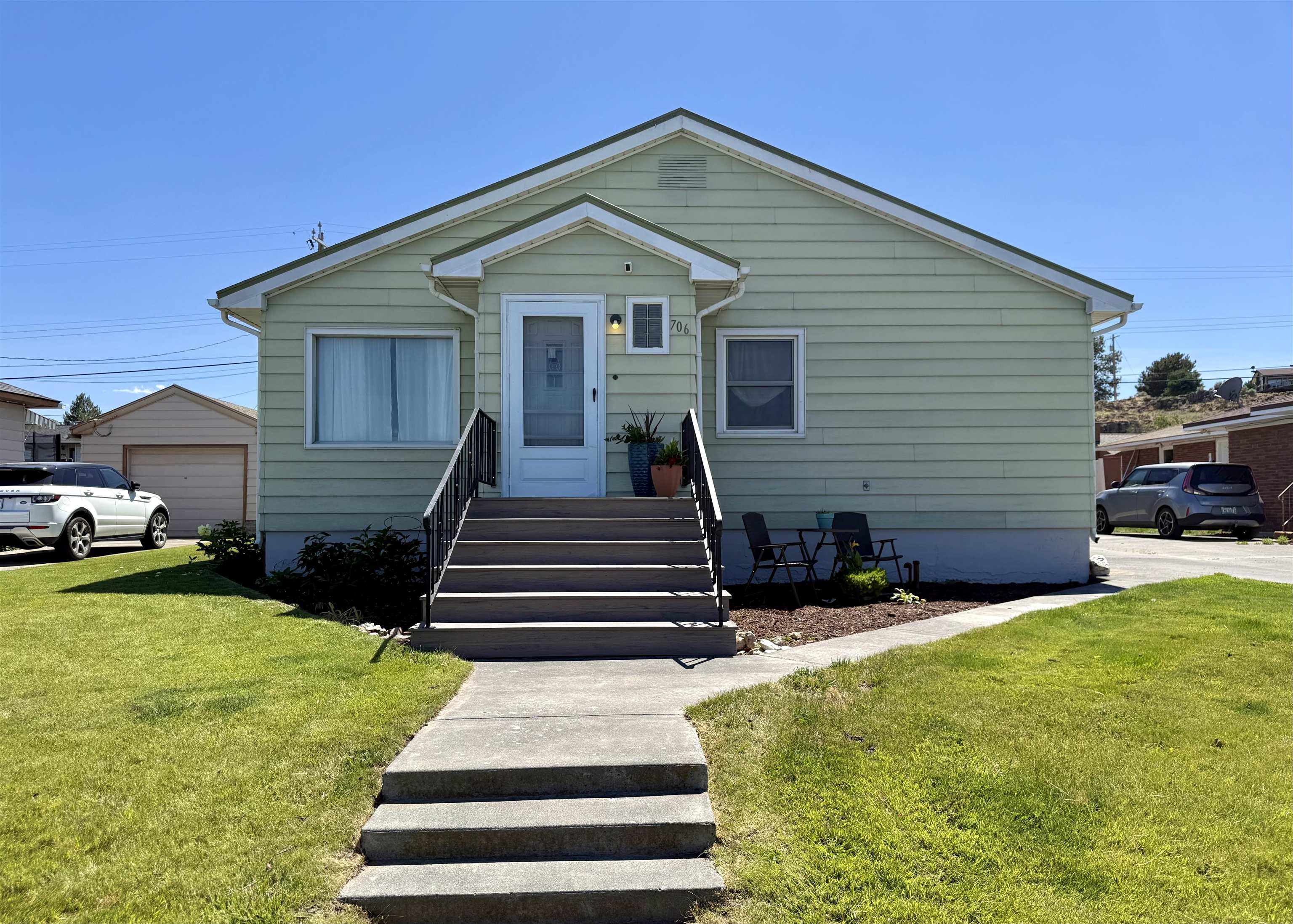 706 E 2nd Ave - Photo 1