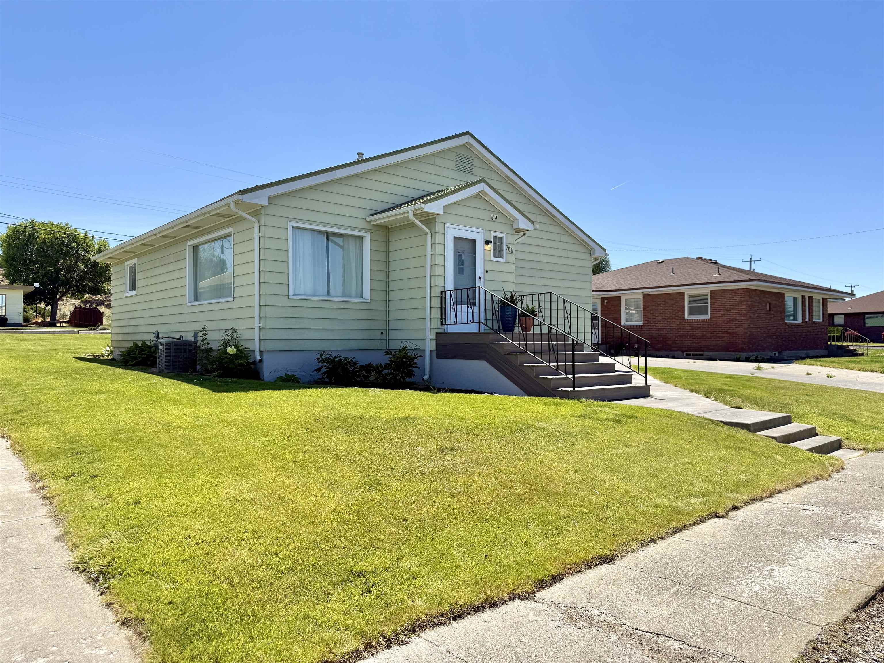 706 E 2nd Ave - Photo 33