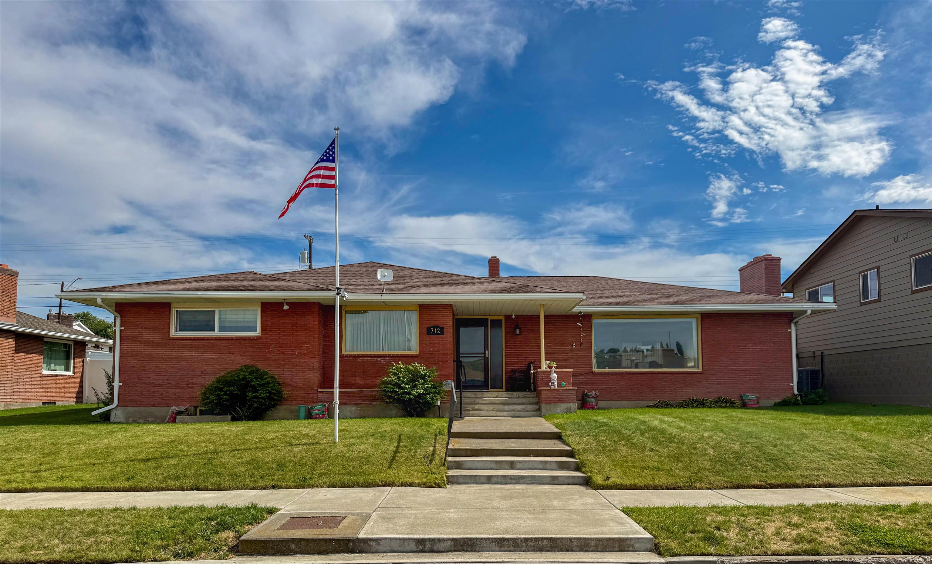 712 E 2nd Ave - Photo 1